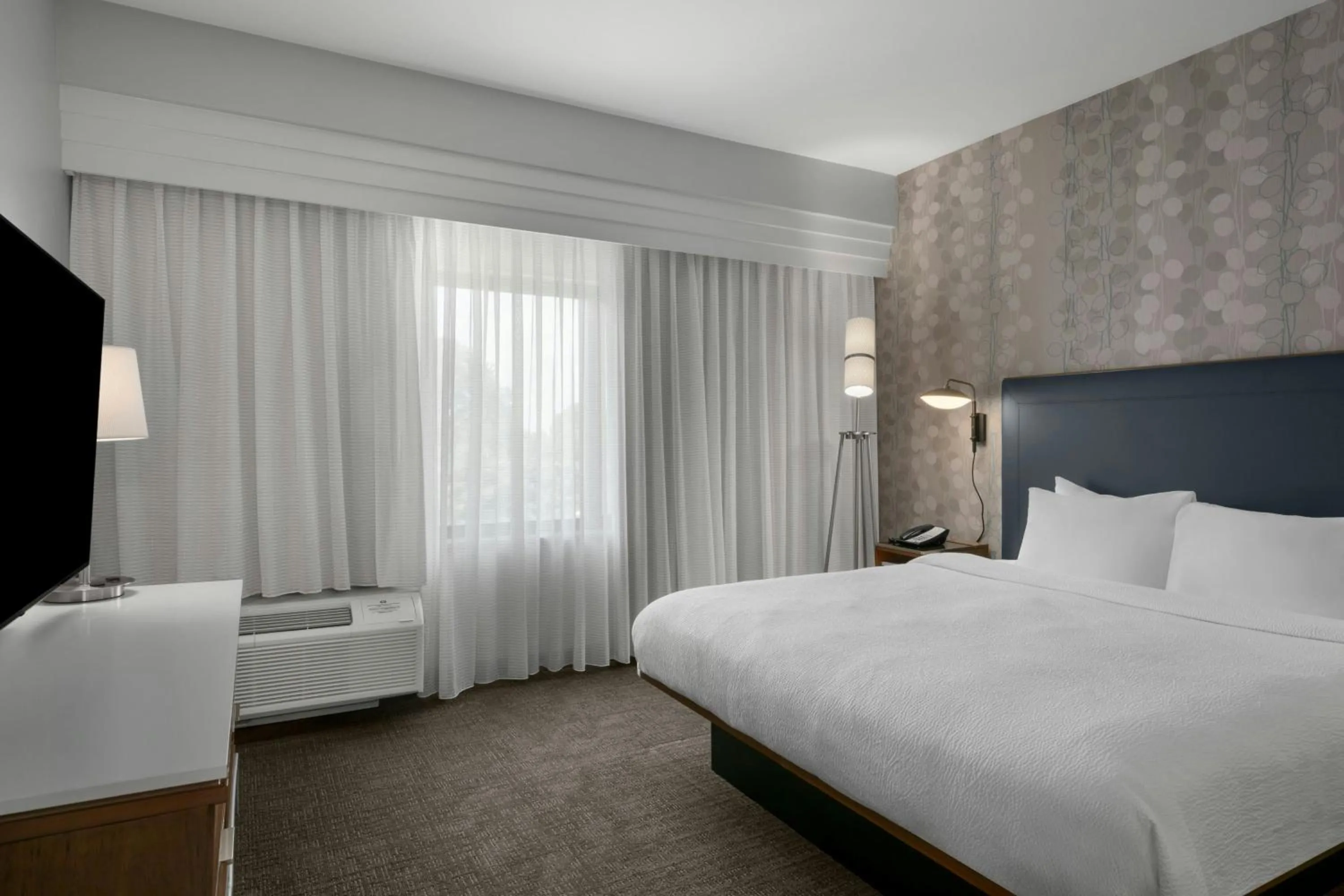 Photo of the whole room, Bed in Courtyard Charlotte Airport North