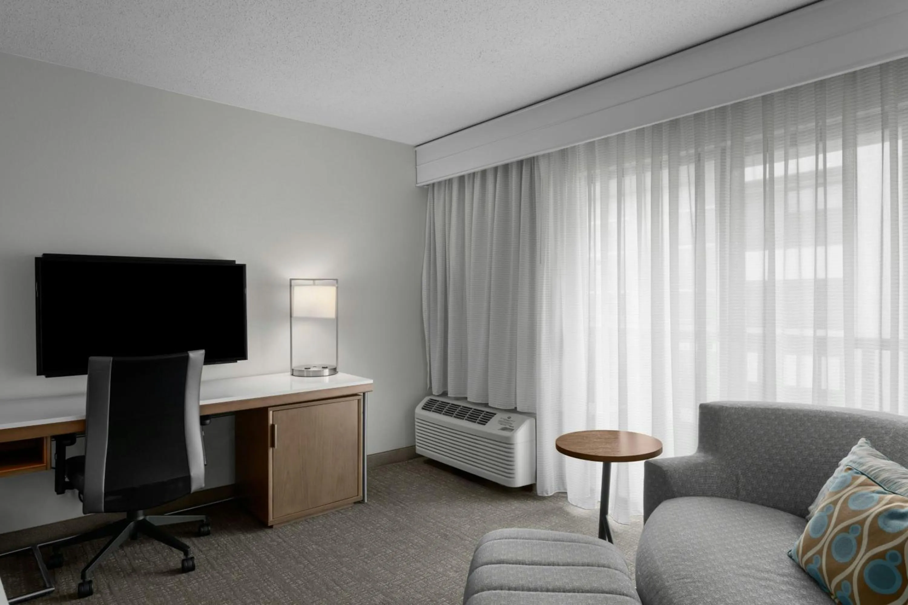 Photo of the whole room in Courtyard Charlotte Airport North