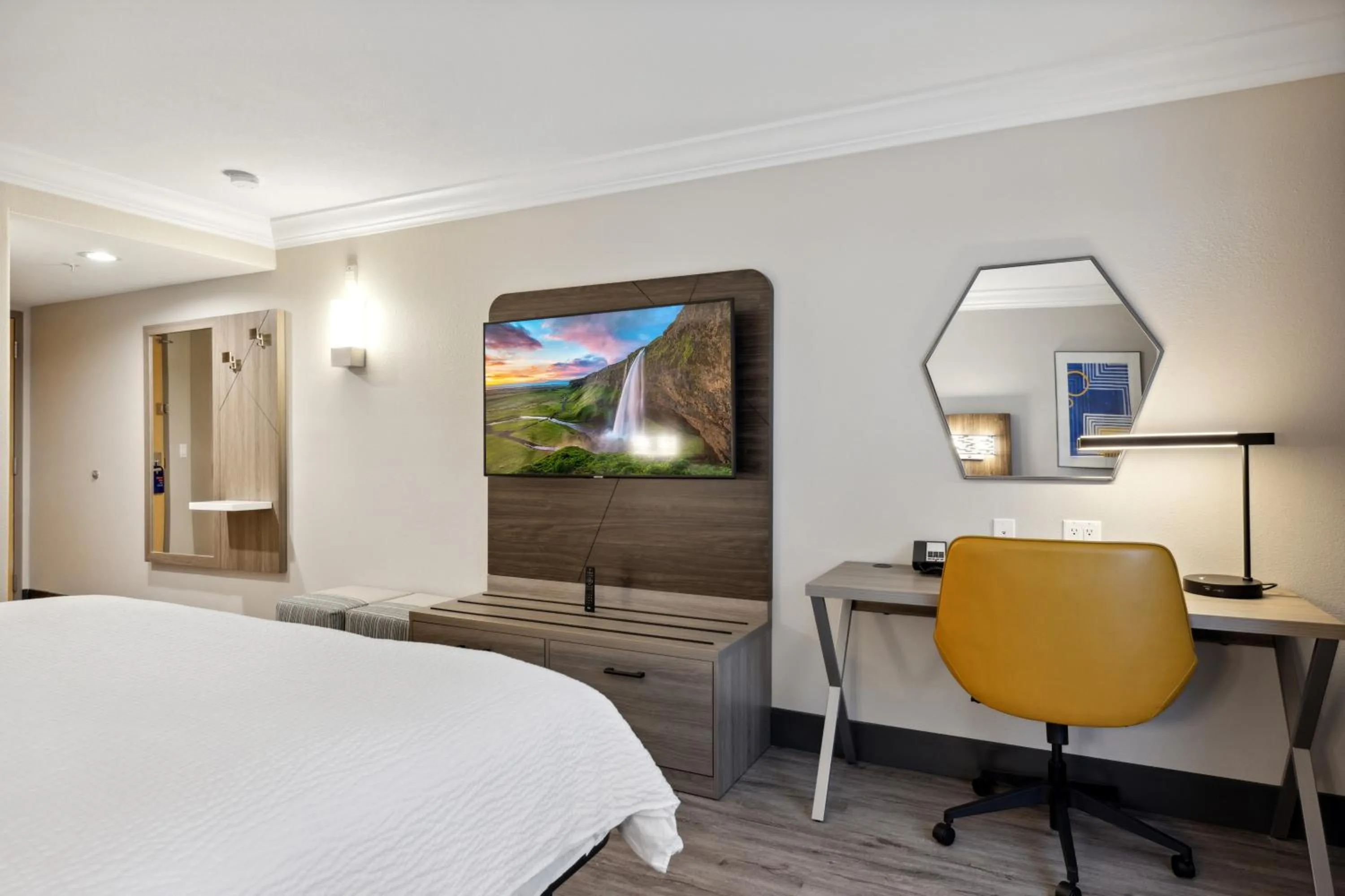 Bed in Holiday Inn Express Hotel & Suites Vacaville by IHG