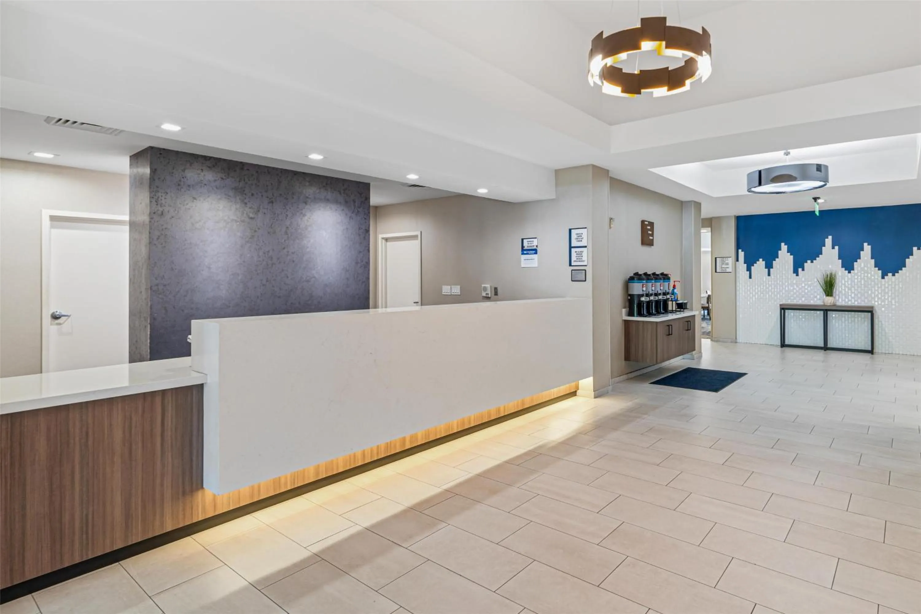 Lobby or reception in Best Western Valencia/Six Flags Inn & Suites