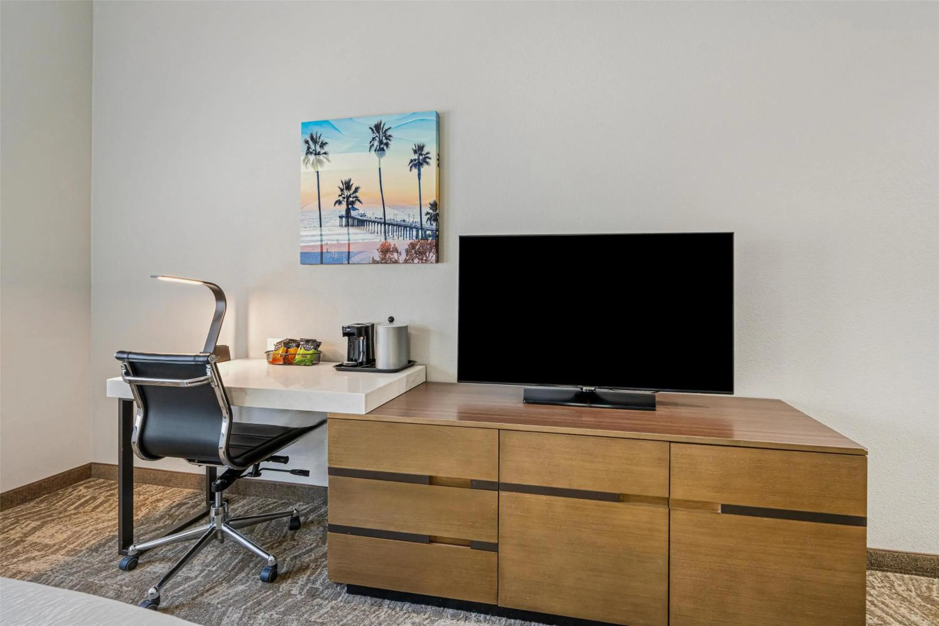 Bedroom in Best Western Valencia/Six Flags Inn & Suites