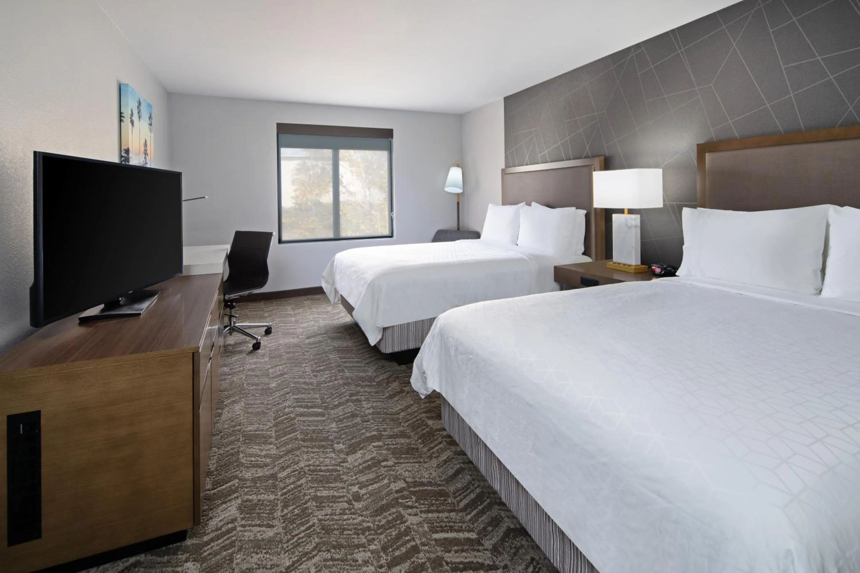 Bed in Best Western Valencia/Six Flags Inn & Suites