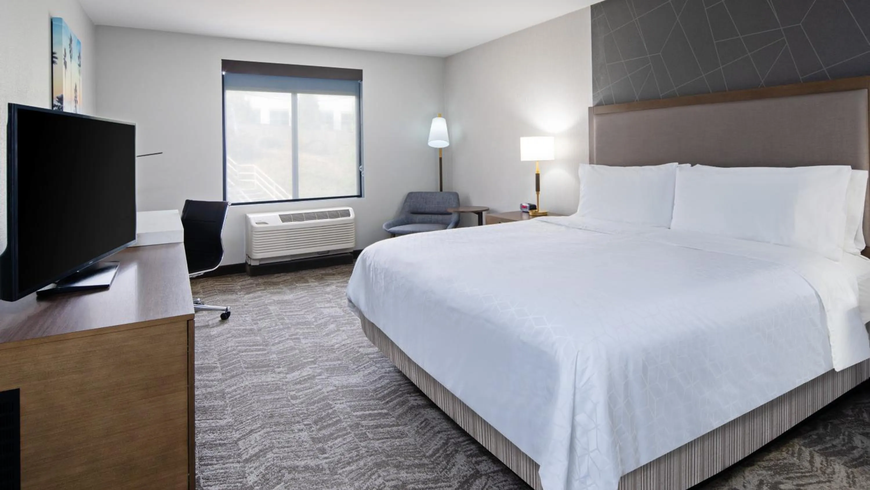 Bed in Best Western Valencia/Six Flags Inn & Suites