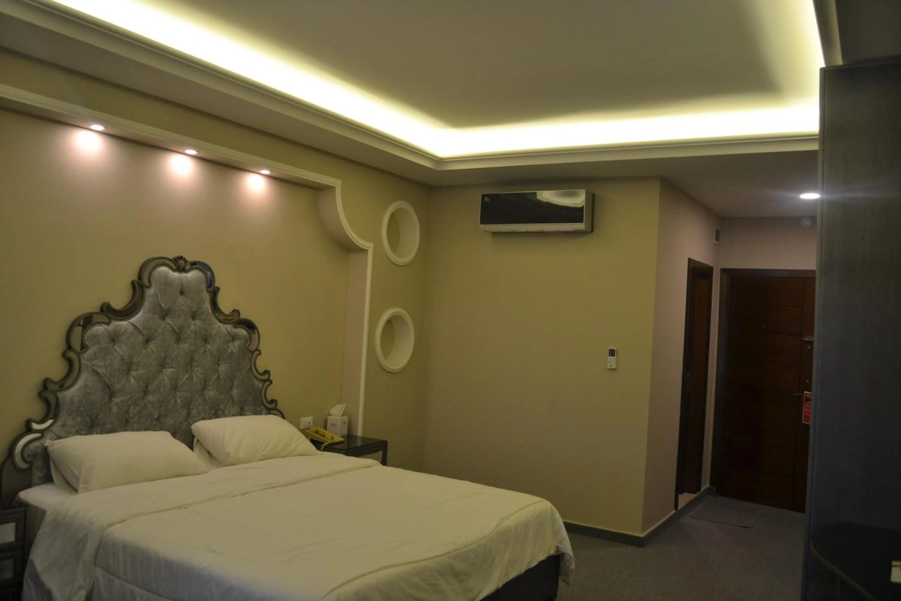 Photo of the whole room, Bed in Platinum Hotel