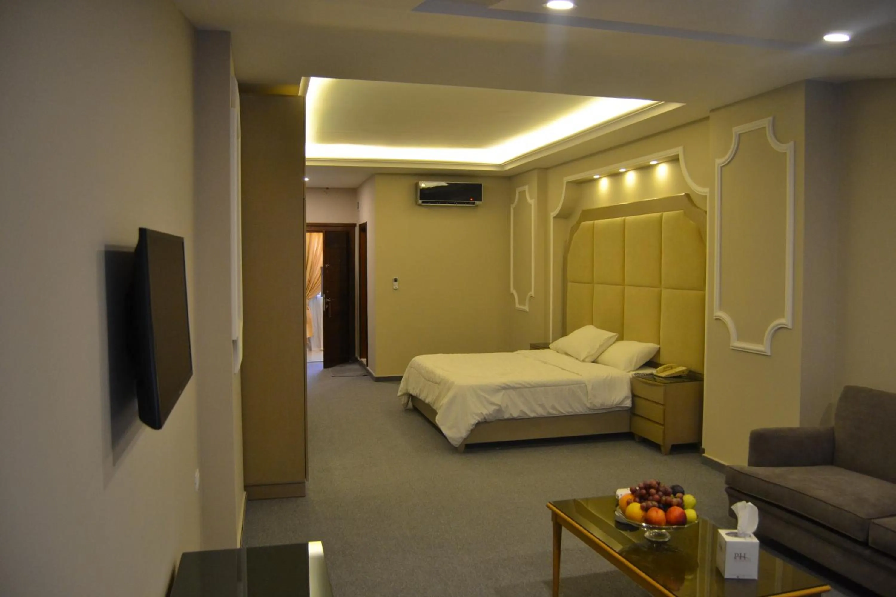 Photo of the whole room, Bed in Platinum Hotel