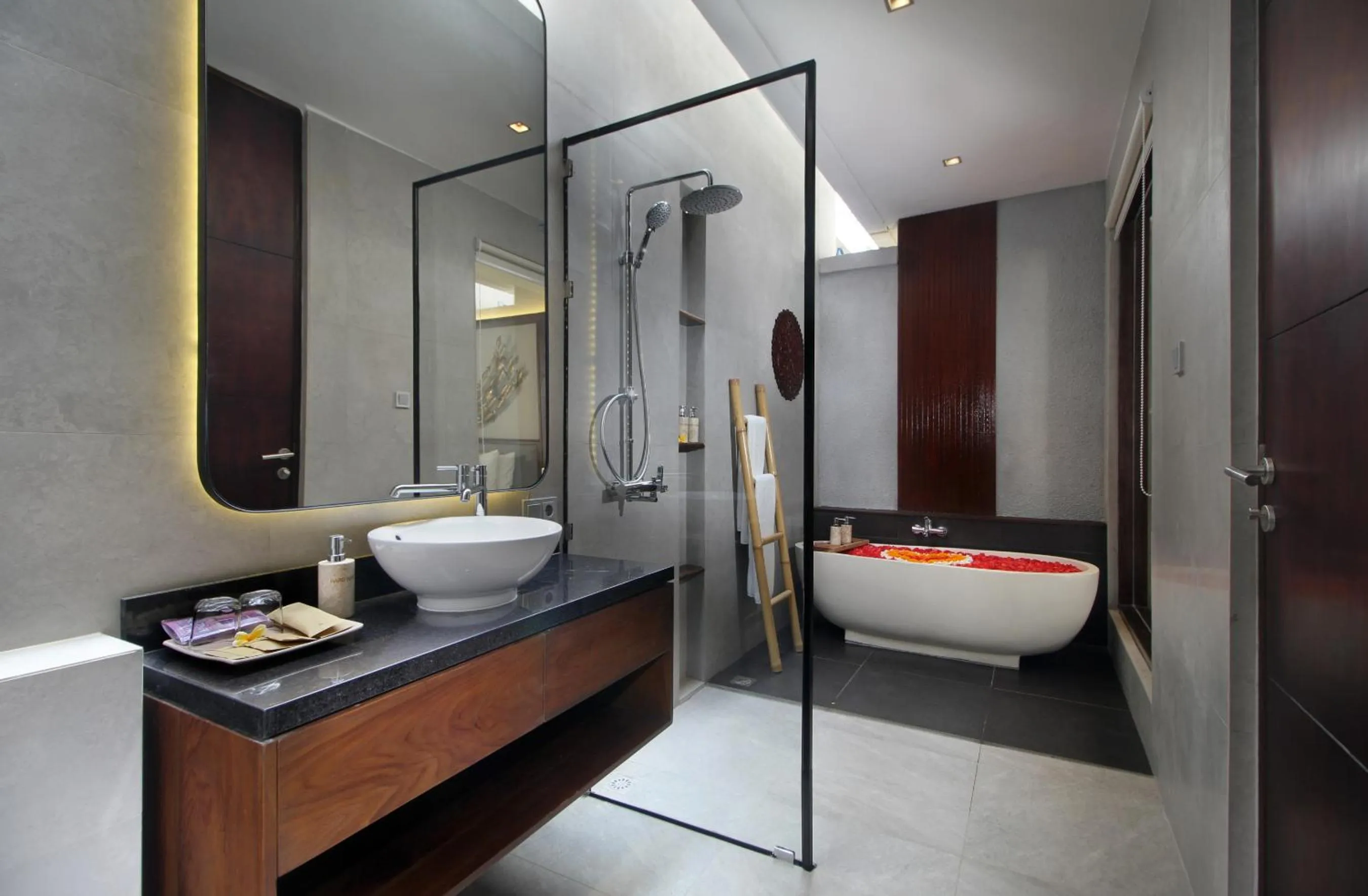 Shower in Sudha Villa Bali Baik-Baik