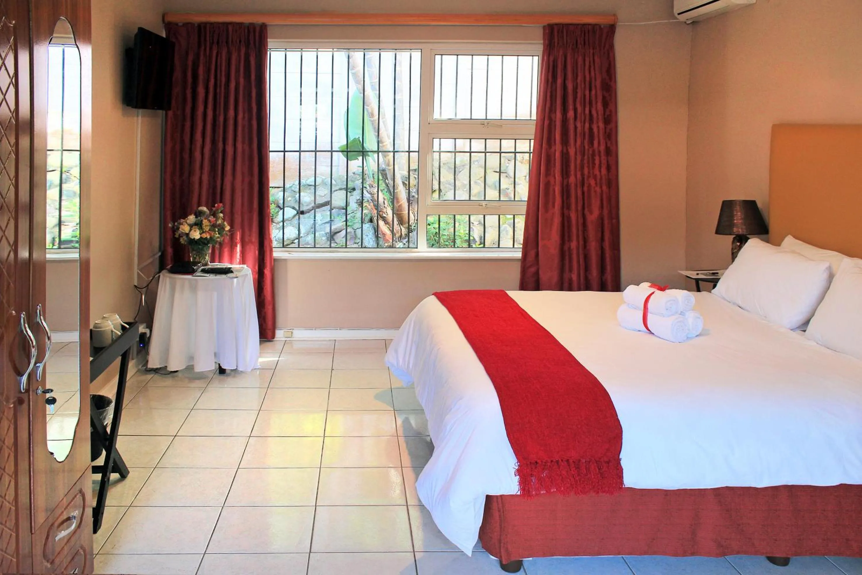 Property building, Bed in Durban Manor Guest House