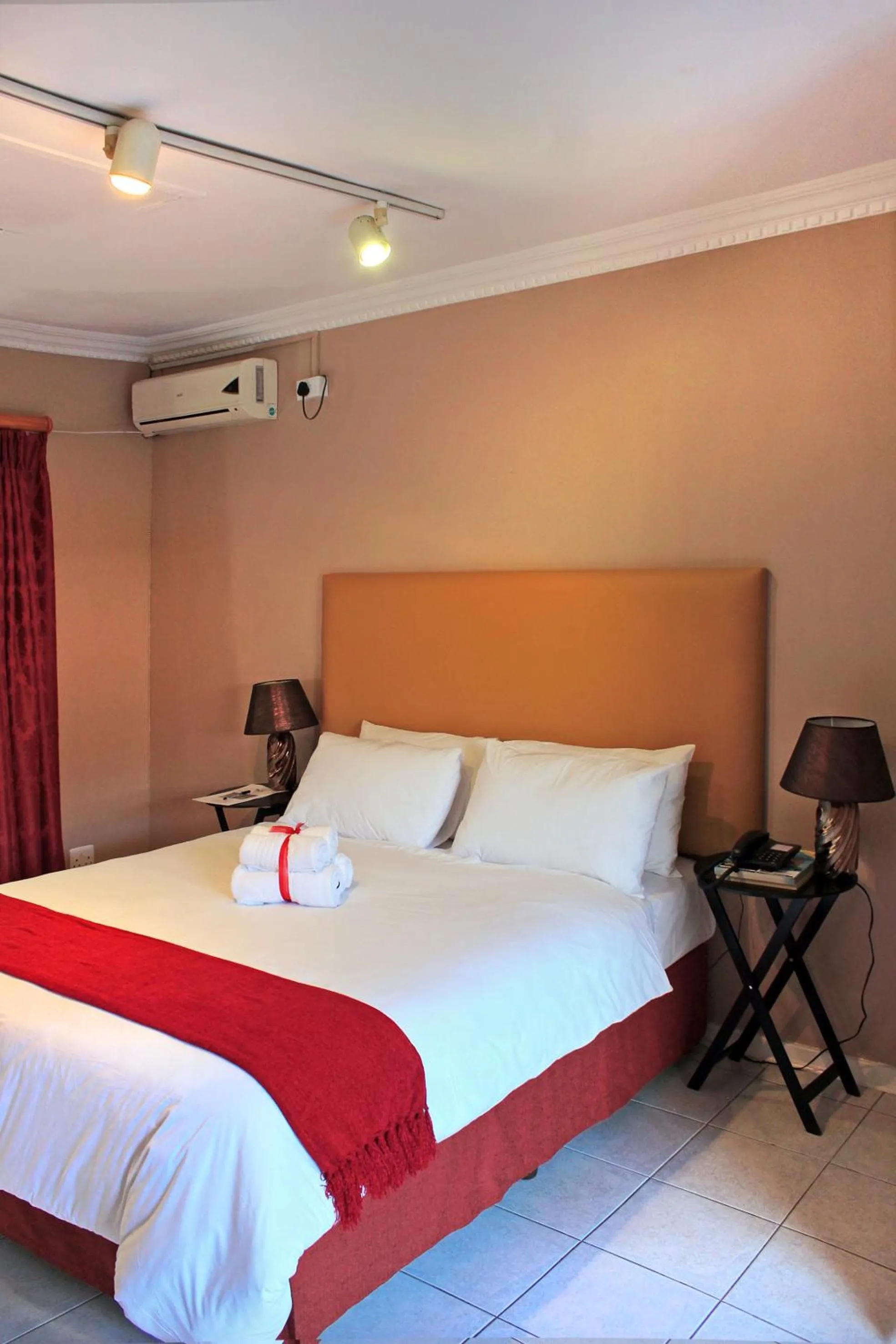 Property building, Bed in Durban Manor Guest House