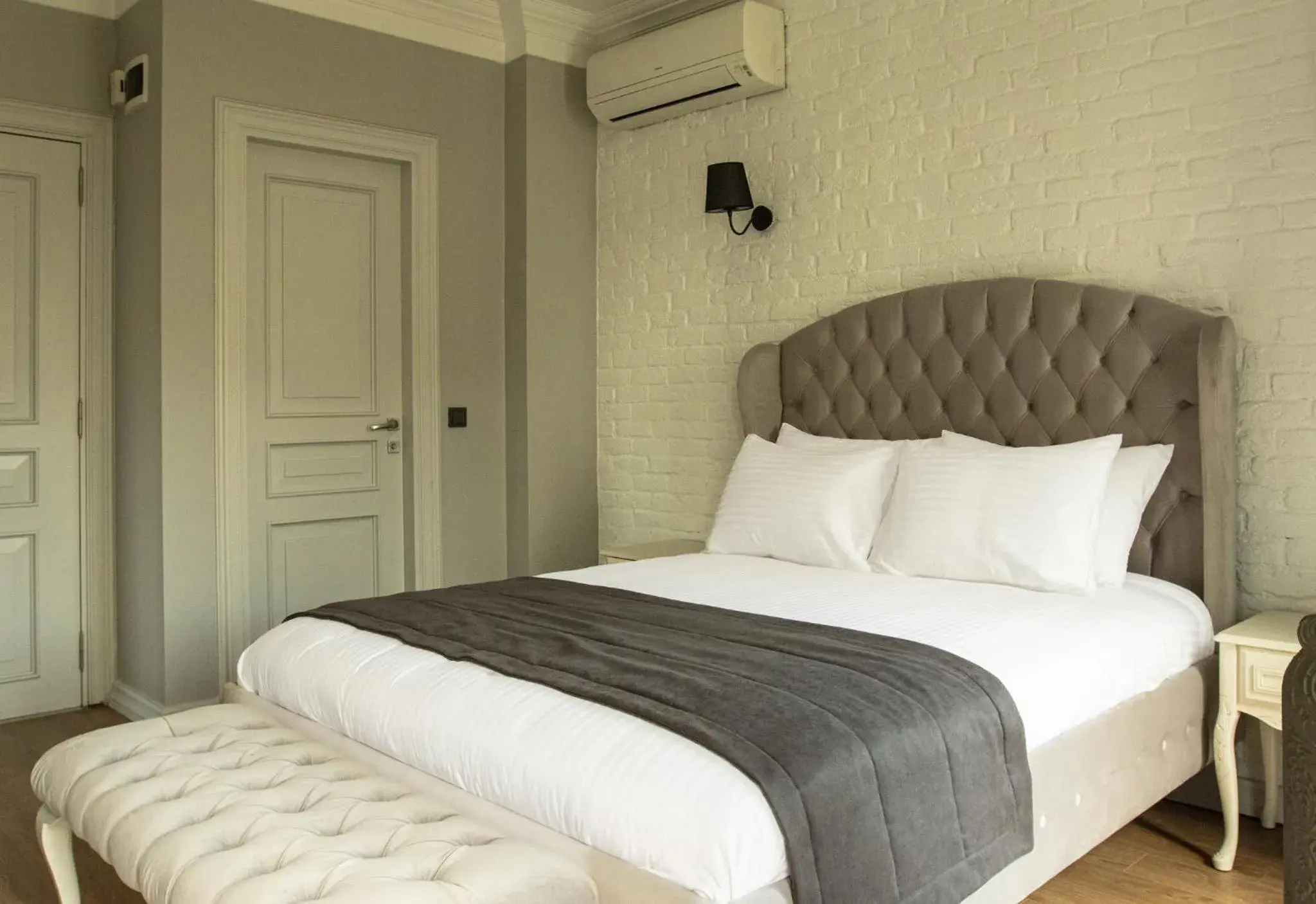 Queen Room with Garden View in Louis Rooms Queen Room with Garden View in Louis Rooms