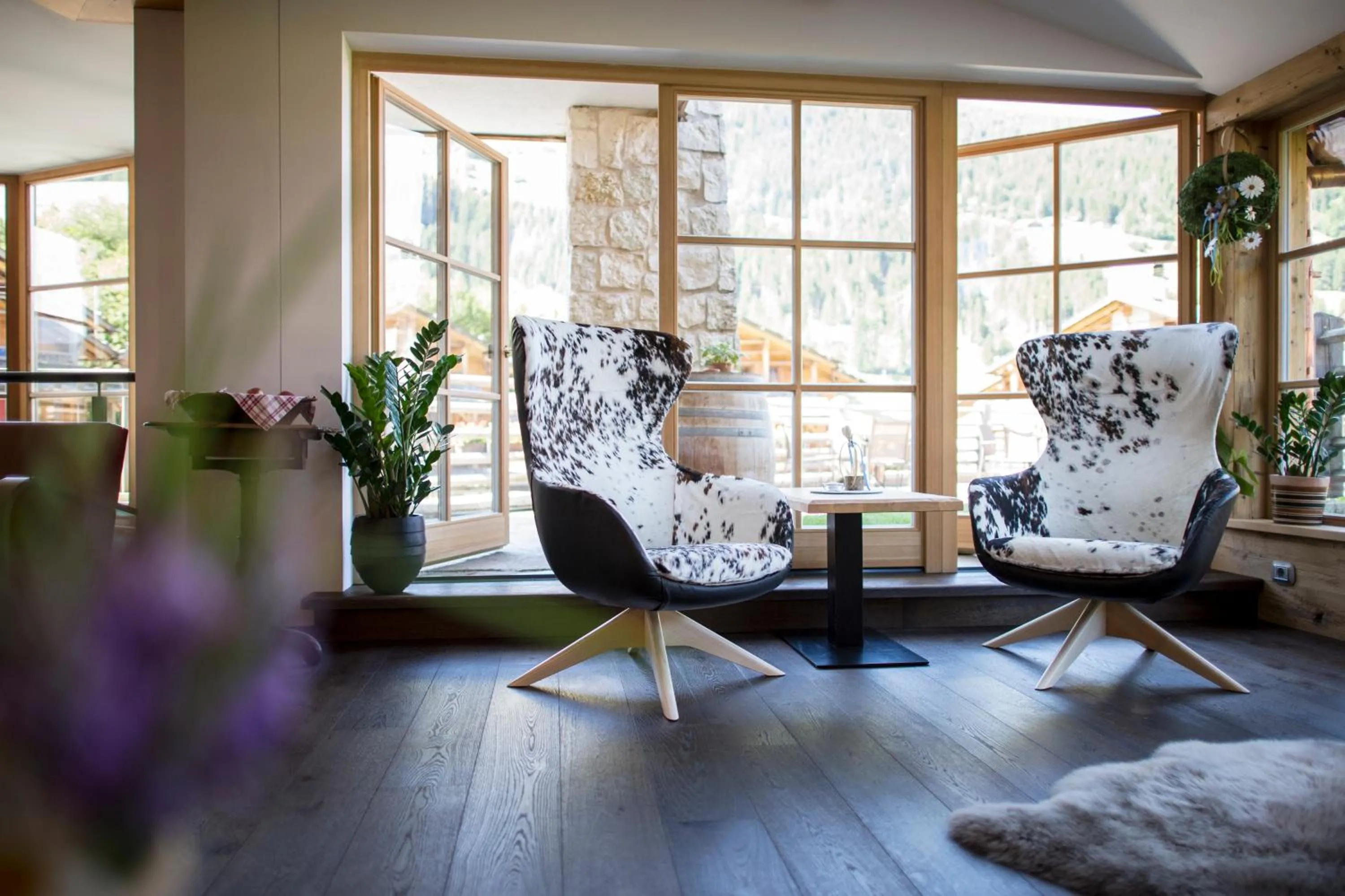 Lobby or reception in Post Alpina - Family Mountain Chalets