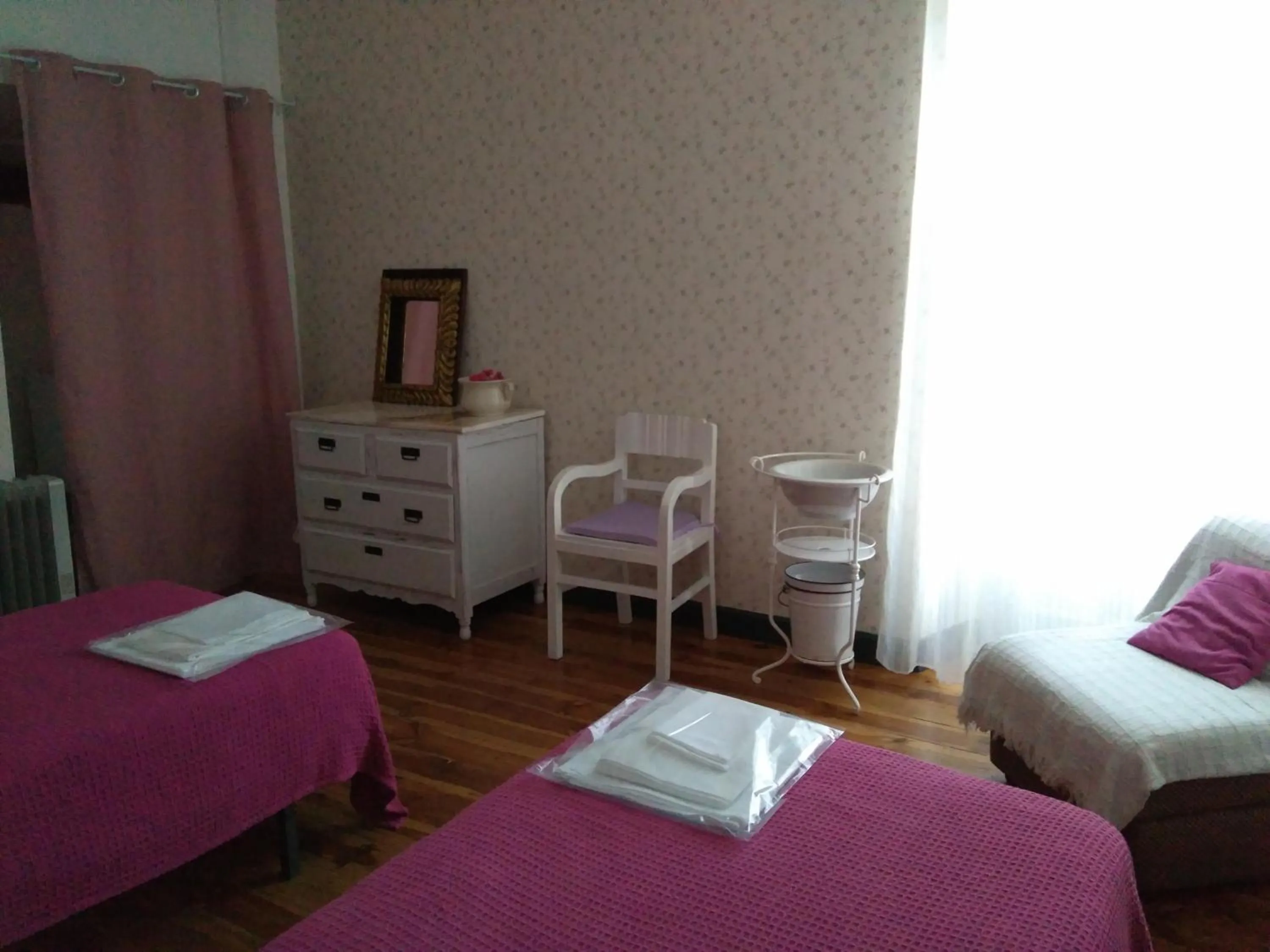 Day, Bed in Hostel Raymundo