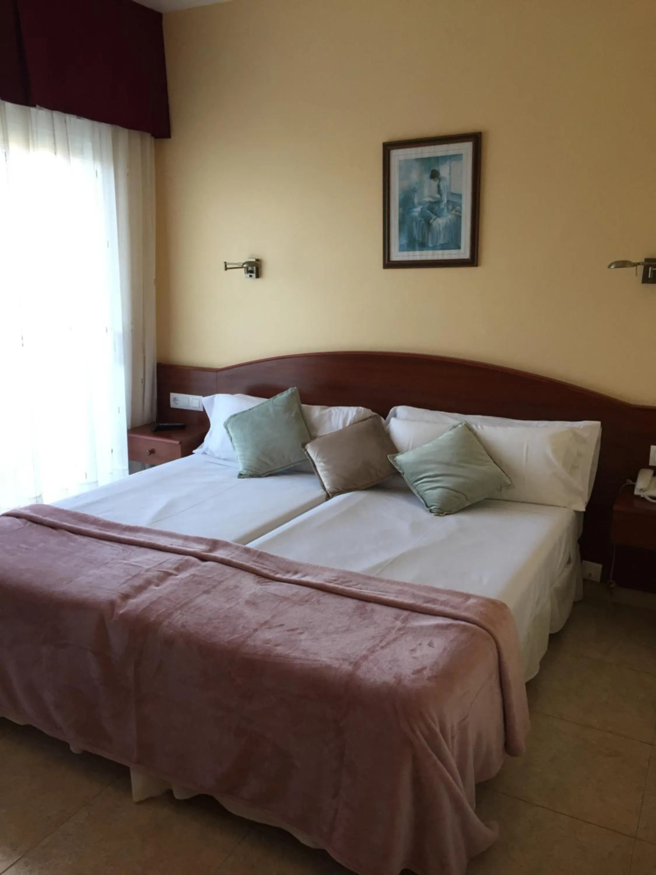 Photo of the whole room, Bed in Hotel & Apartamentos Cons da Garda