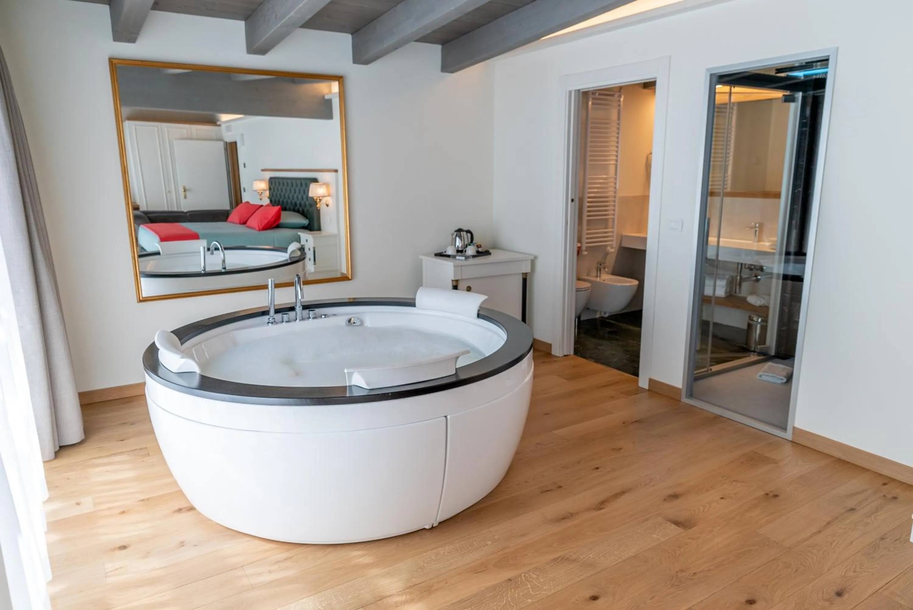Hot Tub, Bed in Cristallo Wellness Hotel