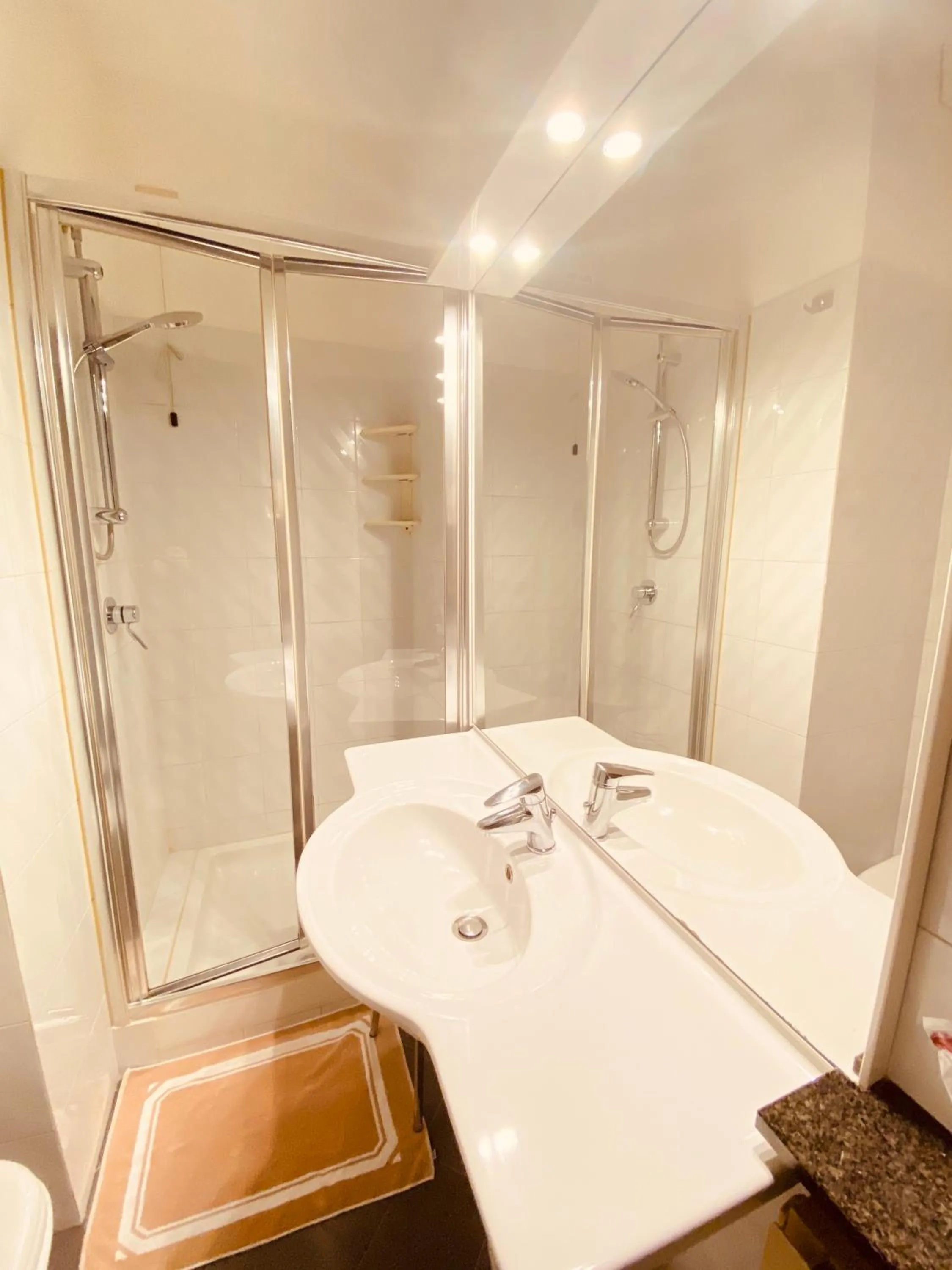 Bathroom in Hotel Daniel