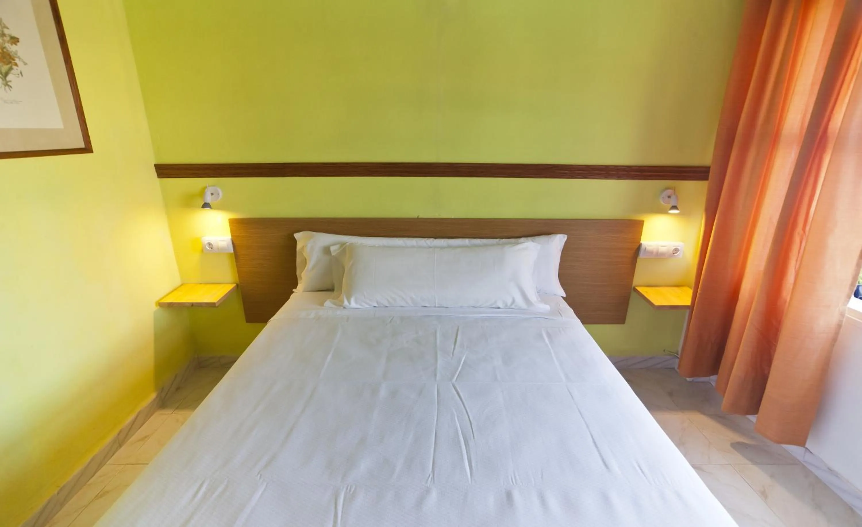 Budget Single Room - Ground Floor in Cala Bona y Mar Blava