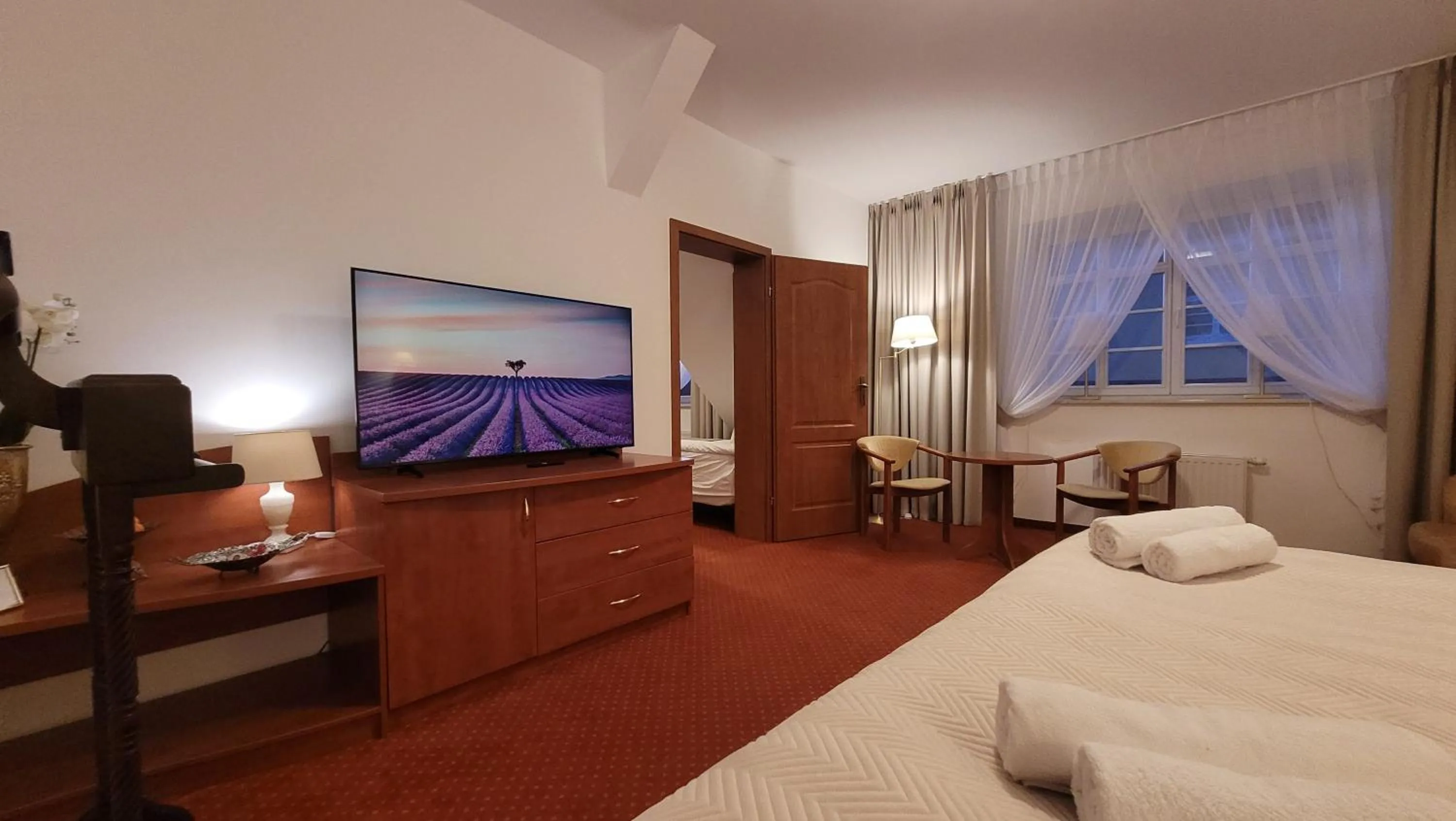 Communal lounge/ TV room, Bed in Hotel Maxim Kwidzyn
