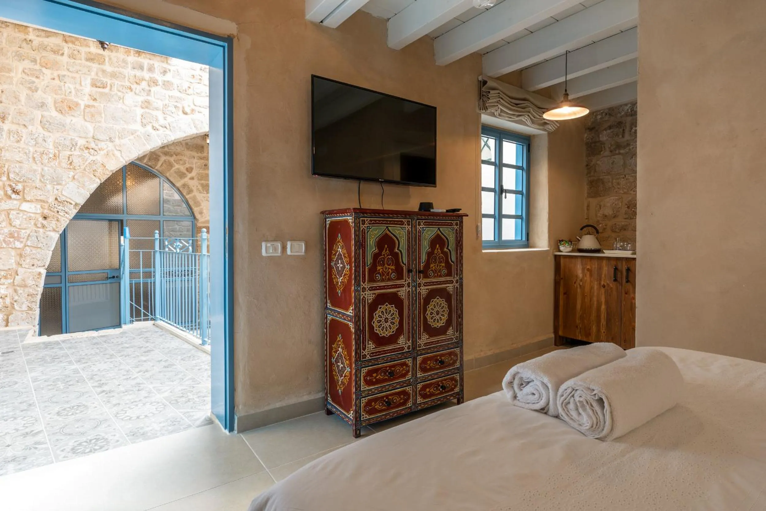 TV and multimedia, Bed in Arabesque Arts & Residency