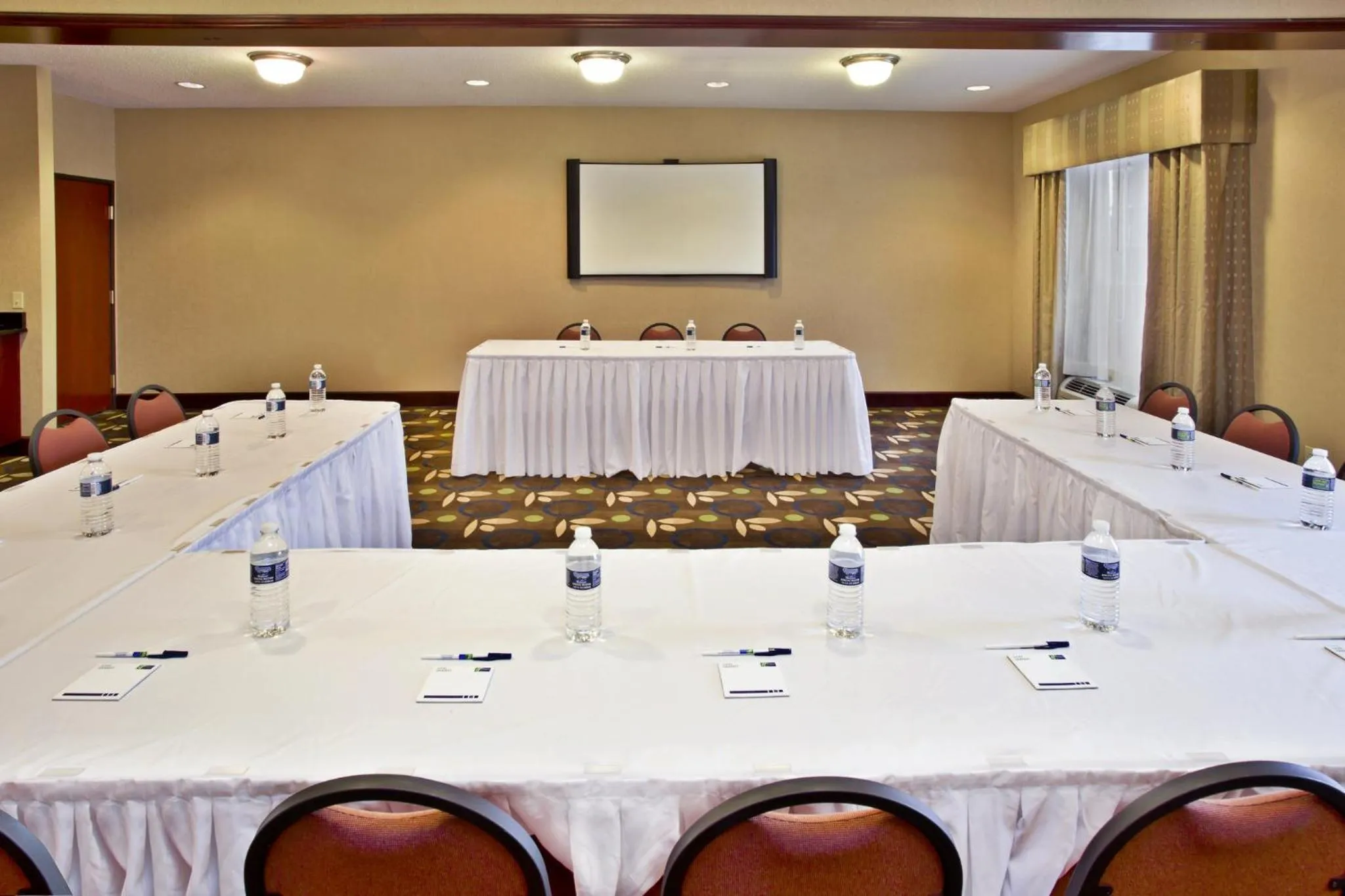 Meeting/conference room in Holiday Inn Express Hotel & Suites Woodhaven by IHG
