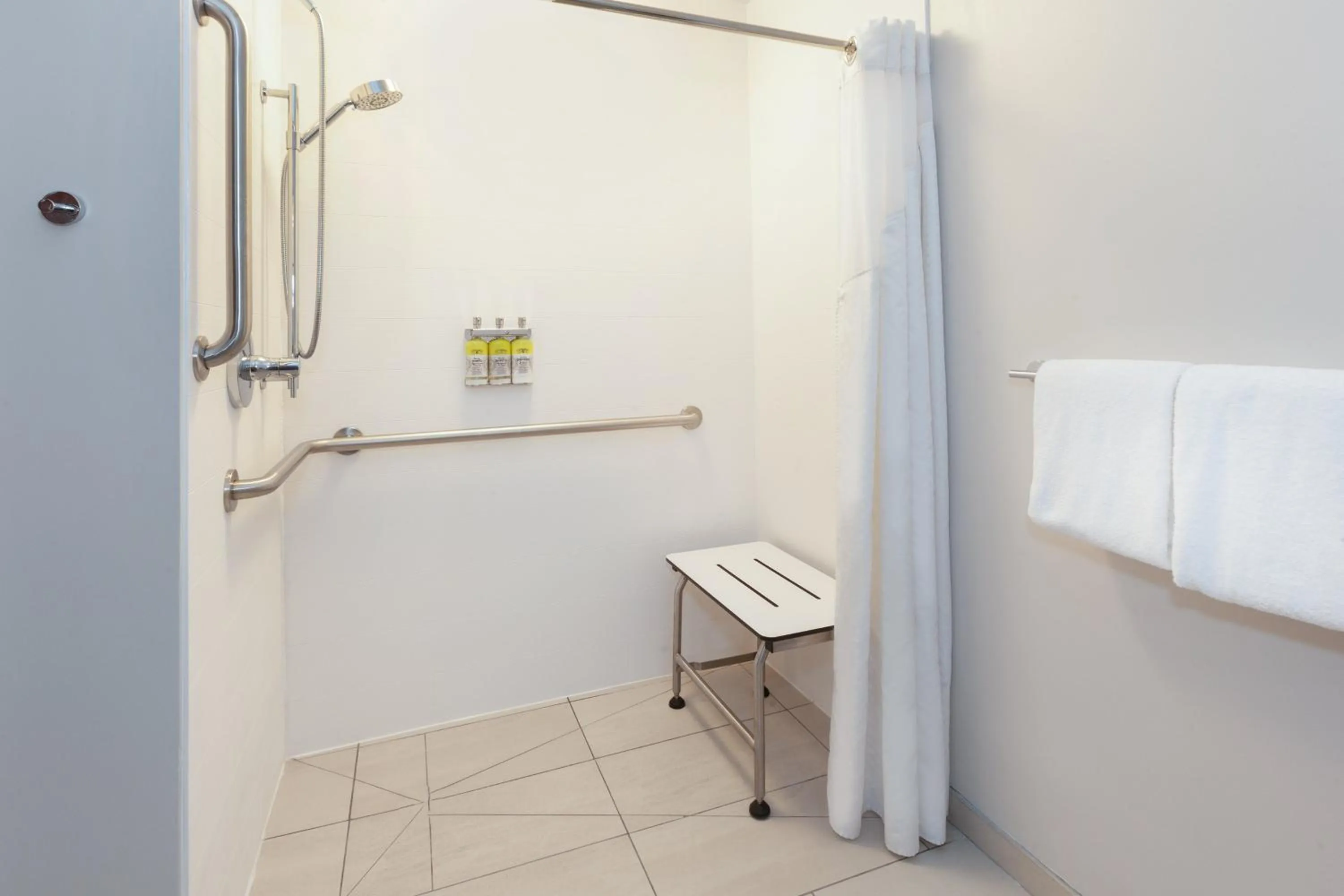 Photo of the whole room in Holiday Inn Express Hotel & Suites Woodhaven by IHG