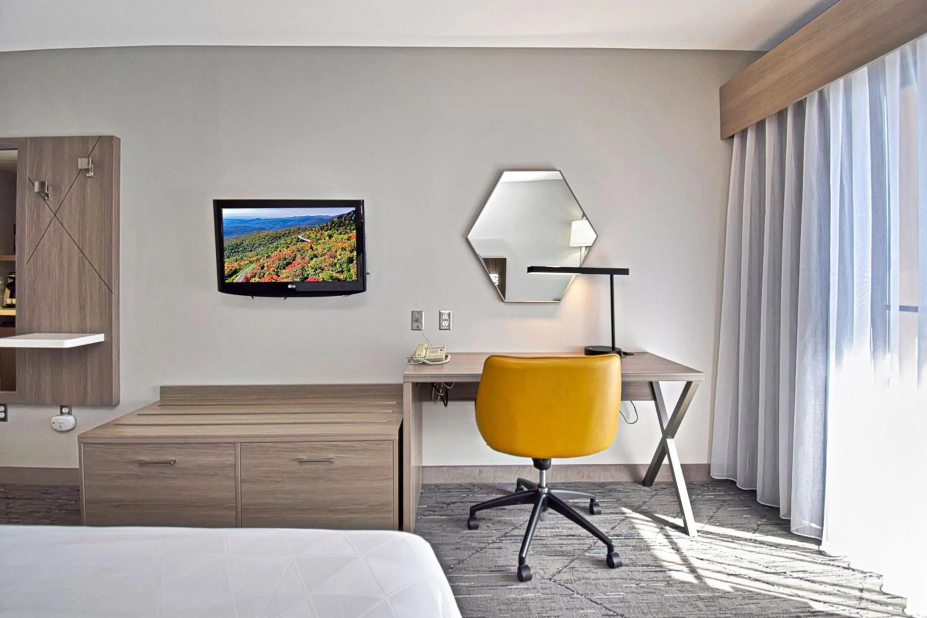 Photo of the whole room, Bed in Holiday Inn Express Boone by IHG