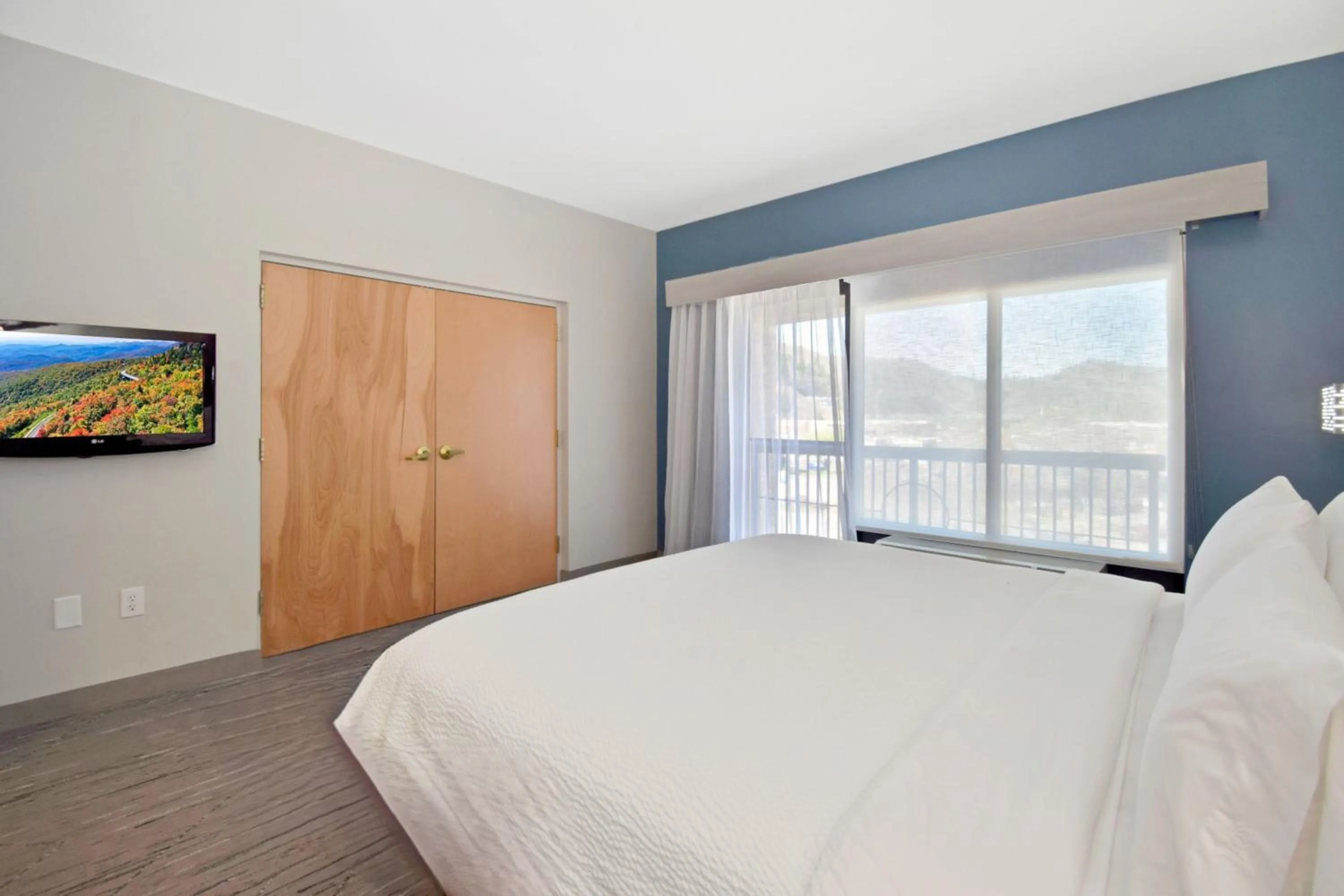 Photo of the whole room, Bed in Holiday Inn Express Boone by IHG