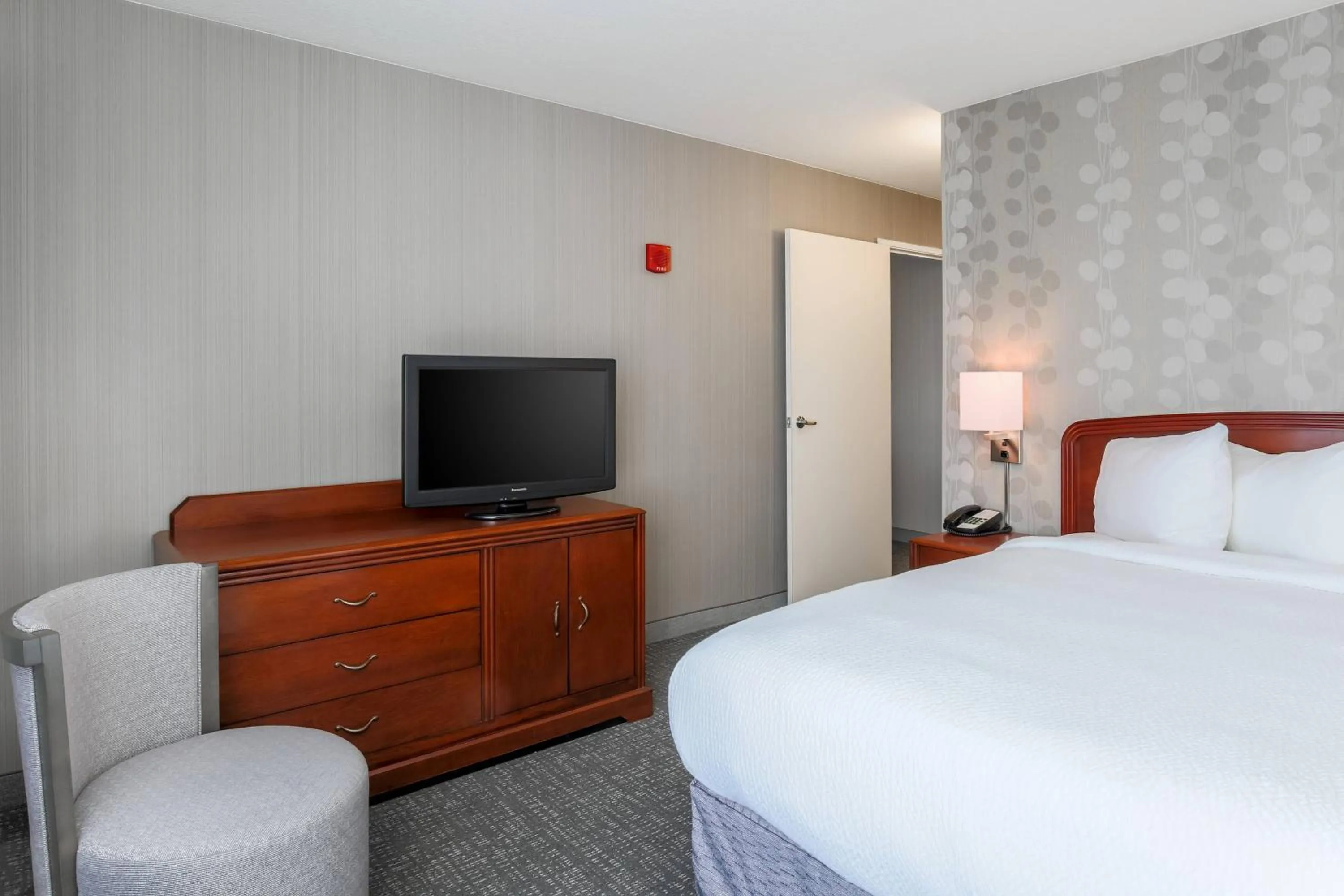 Bedroom, Bed in Courtyard by Marriott Roseville Galleria Mall/Creekside Ridge Drive
