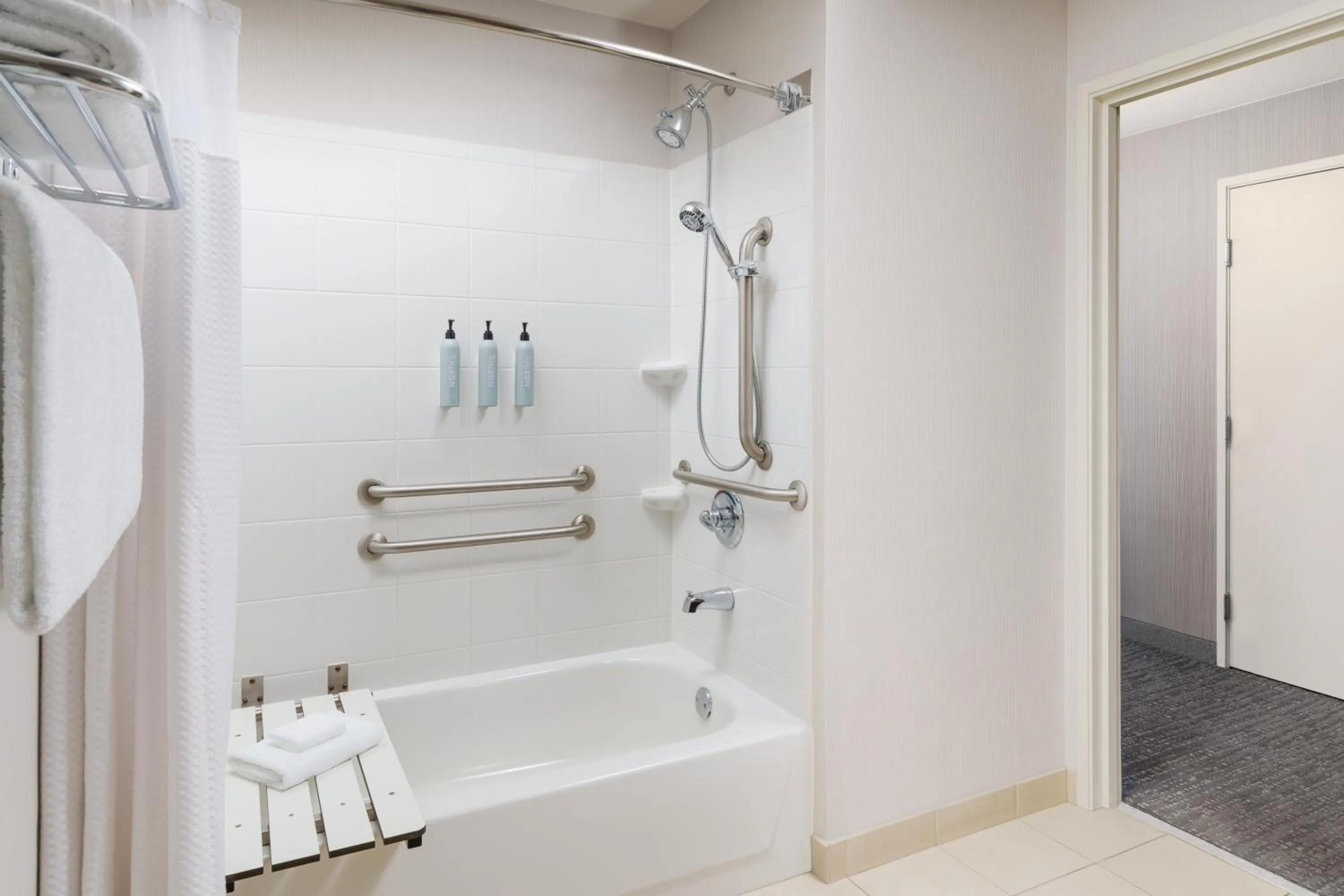 Bath in Courtyard by Marriott Roseville Galleria Mall/Creekside Ridge Drive