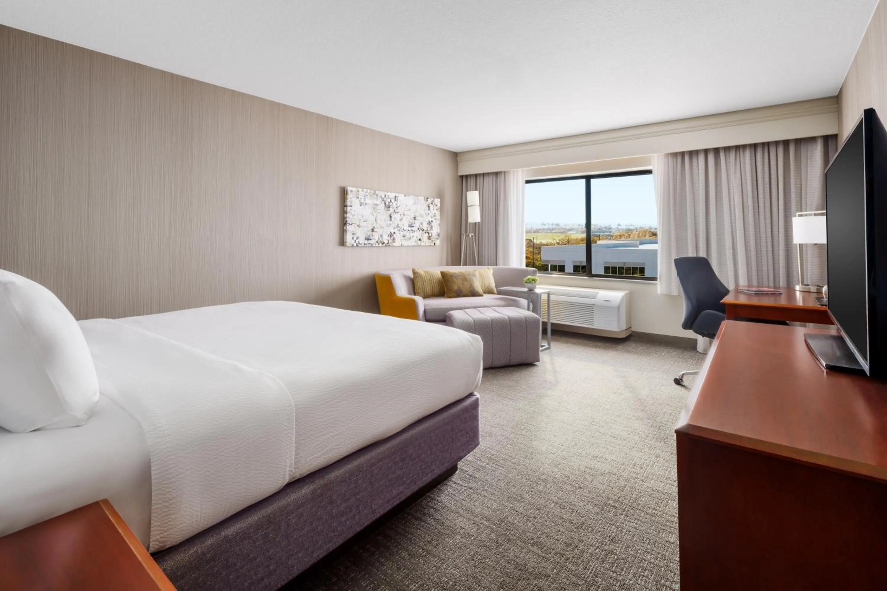 Bedroom, Bed in Courtyard by Marriott Roseville Galleria Mall/Creekside Ridge Drive