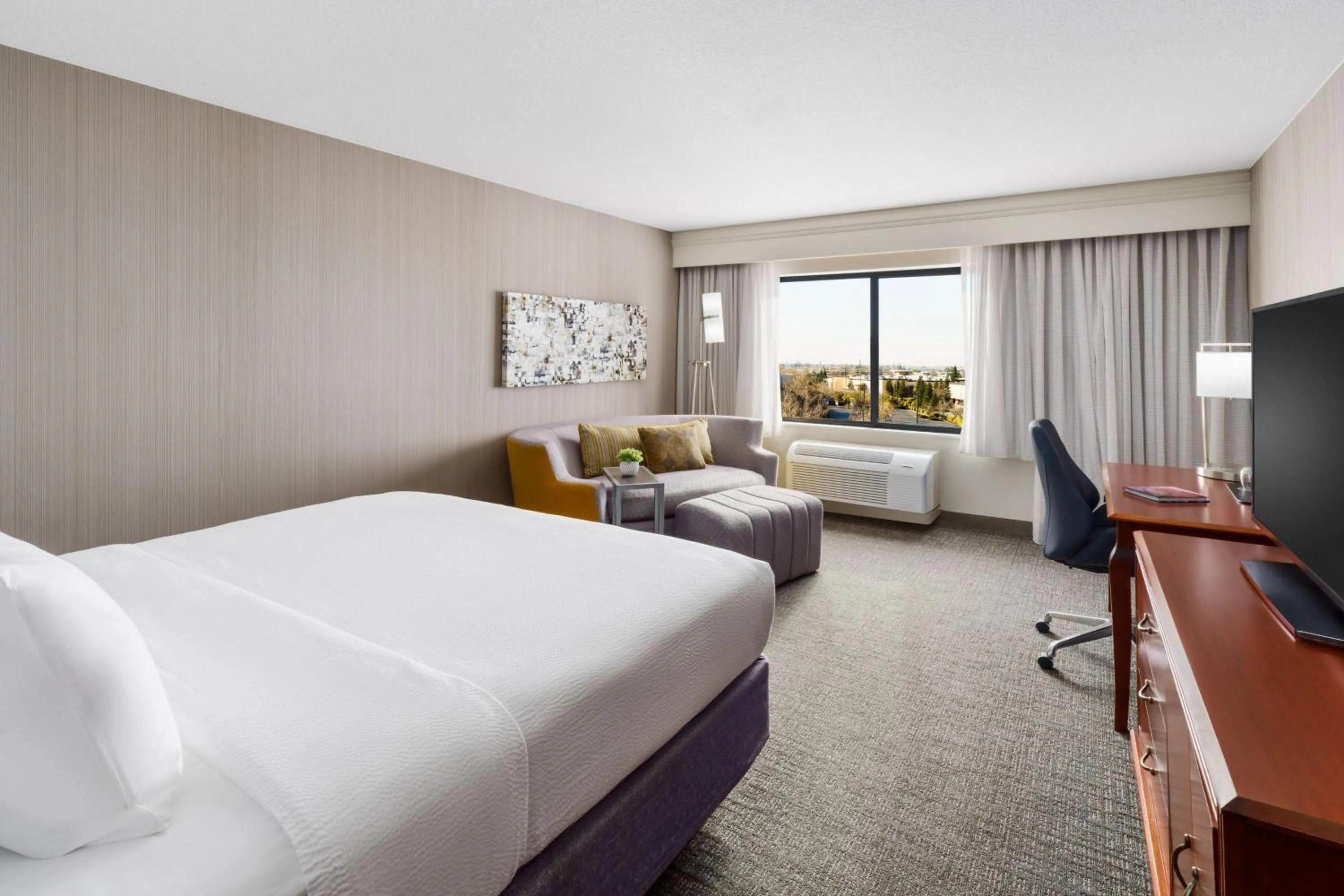 Photo of the whole room, Bed in Courtyard by Marriott Roseville Galleria Mall/Creekside Ridge Drive