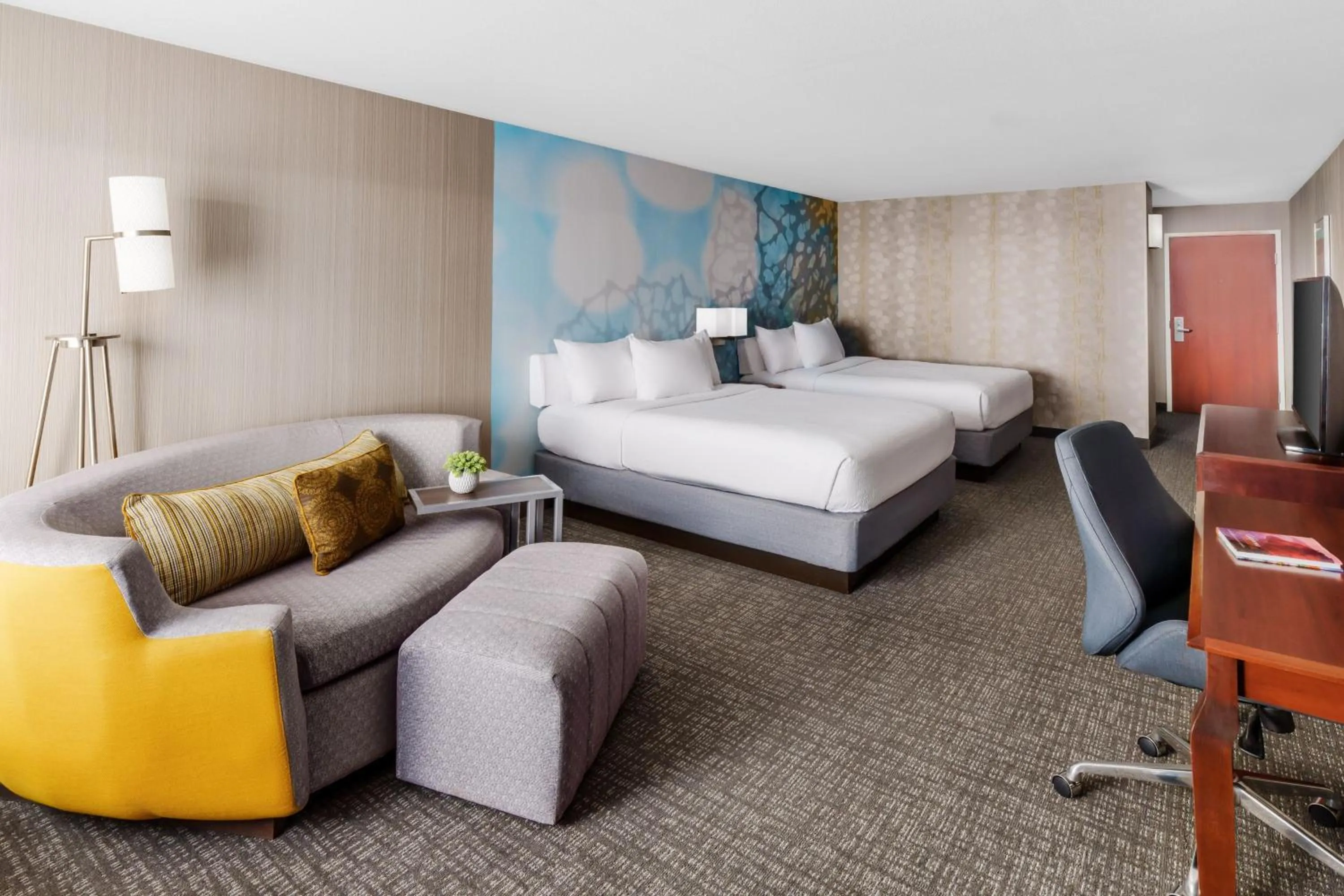 Photo of the whole room, Bed in Courtyard by Marriott Roseville Galleria Mall/Creekside Ridge Drive