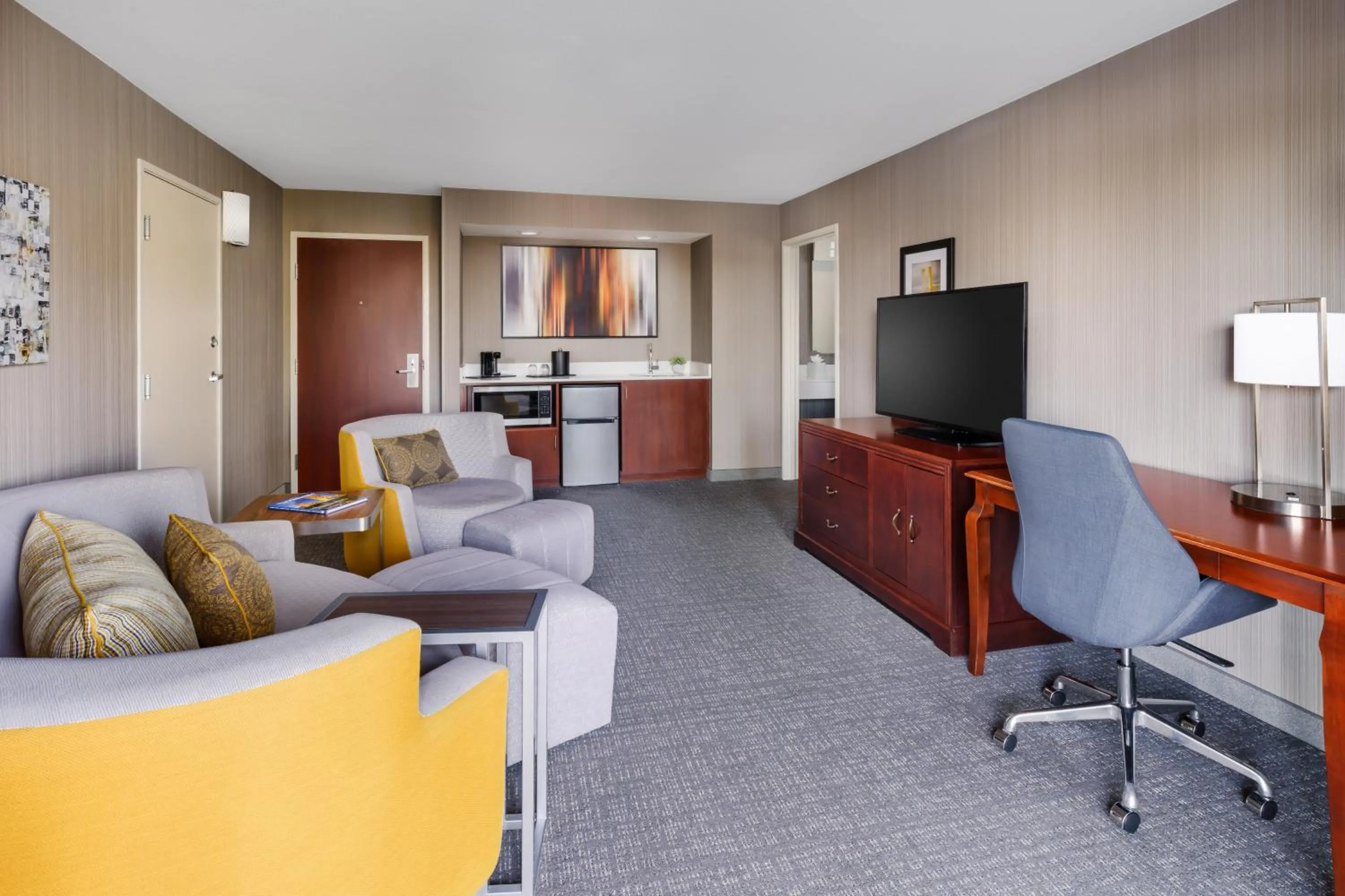 Seating area in Courtyard by Marriott Roseville Galleria Mall/Creekside Ridge Drive