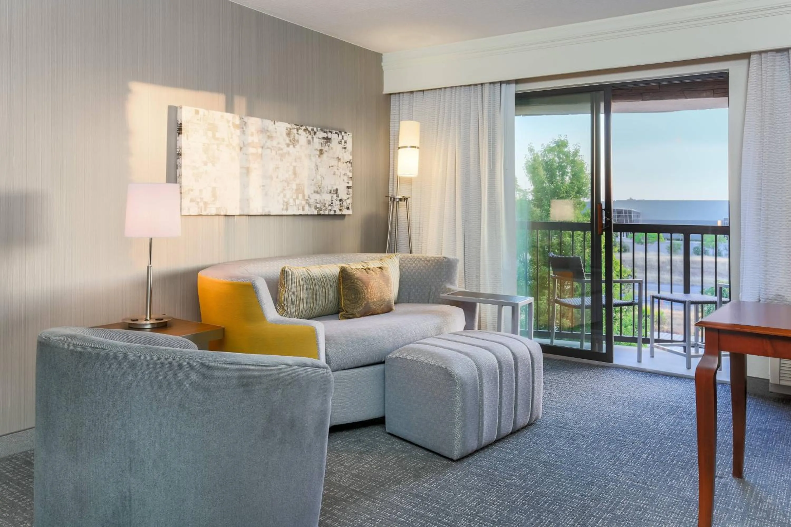 Living room in Courtyard by Marriott Roseville Galleria Mall/Creekside Ridge Drive