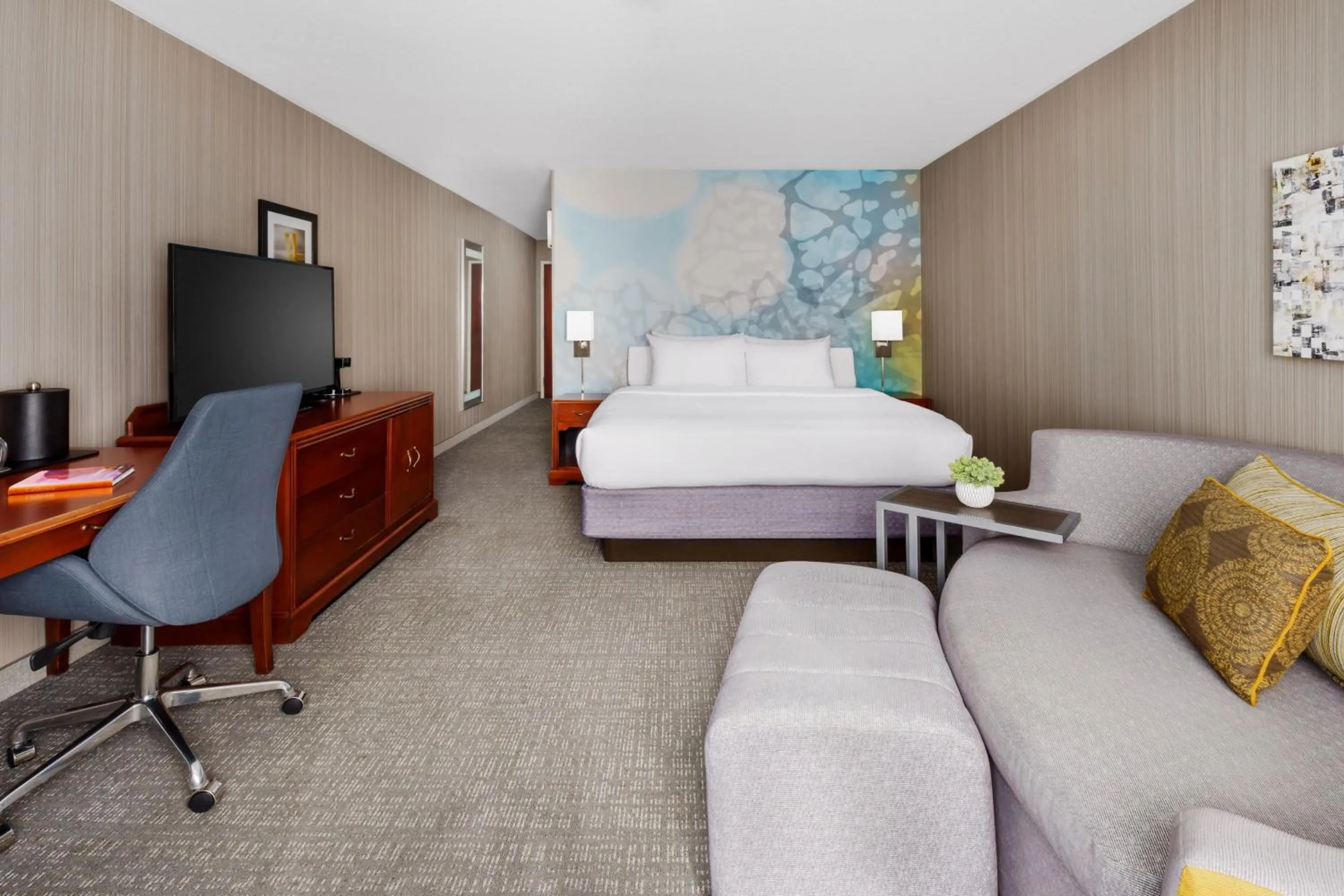 Photo of the whole room, Bed in Courtyard by Marriott Roseville Galleria Mall/Creekside Ridge Drive