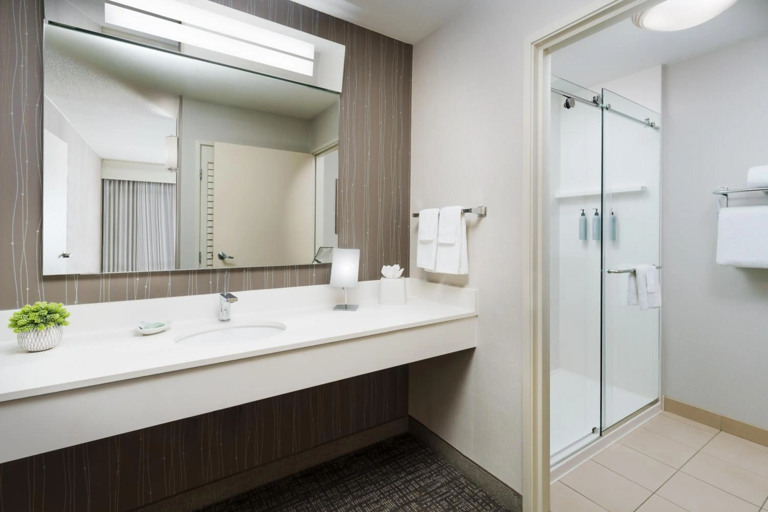 Bathroom in Courtyard by Marriott Roseville Galleria Mall/Creekside Ridge Drive