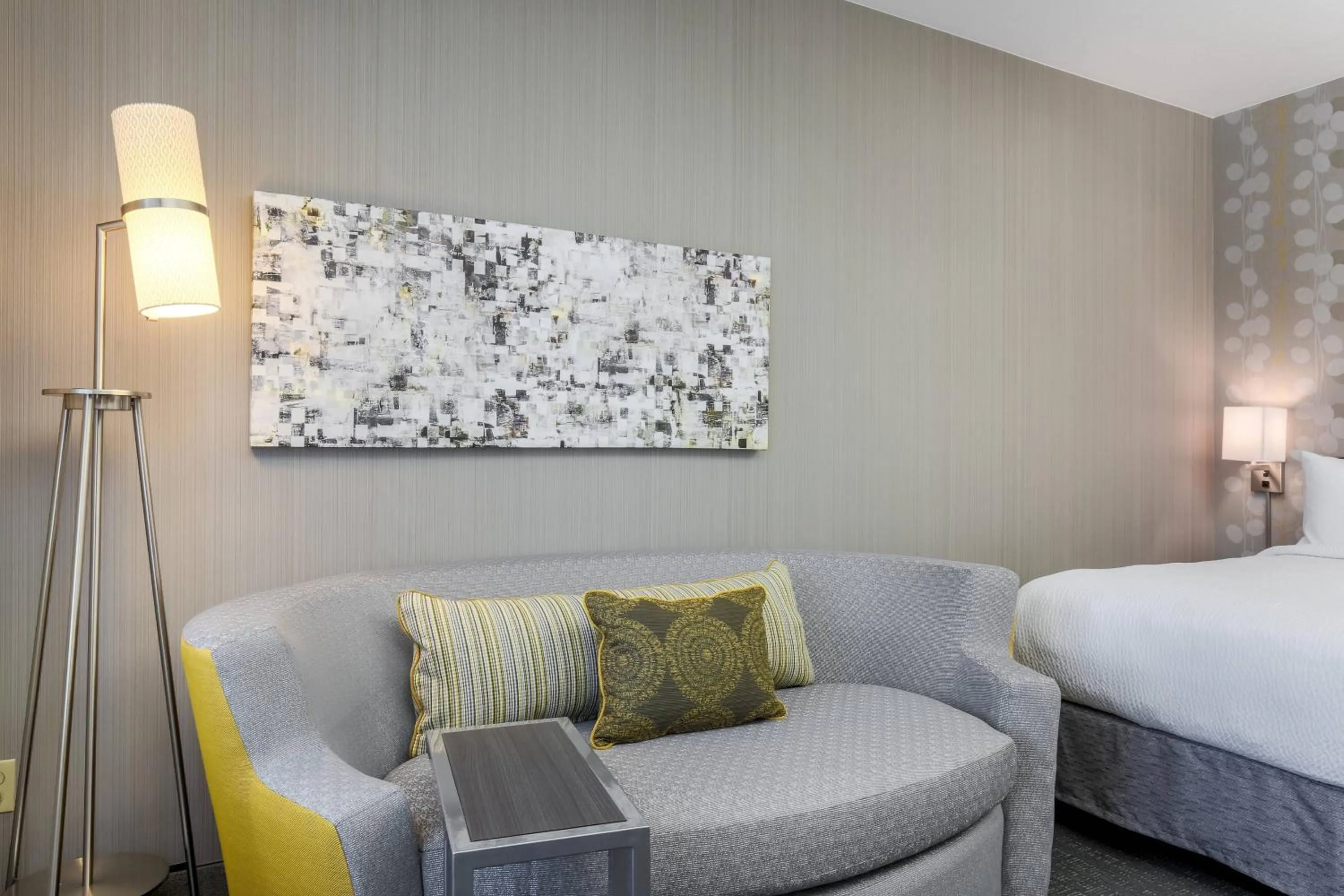 Living room, Bed in Courtyard by Marriott Roseville Galleria Mall/Creekside Ridge Drive