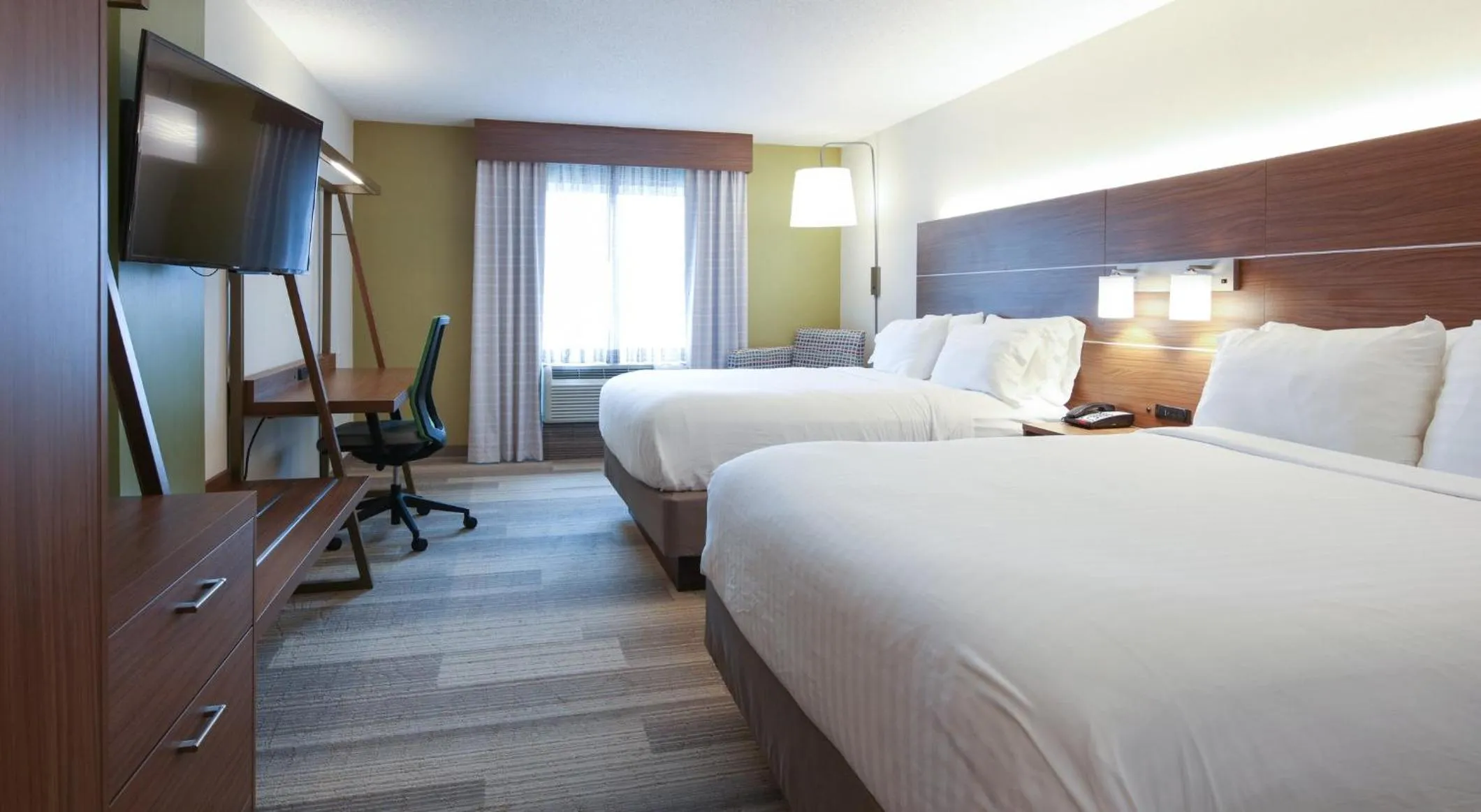 Photo of the whole room, Bed in Holiday Inn Express Hotel & Suites Cincinnati Southeast Newport by IHG