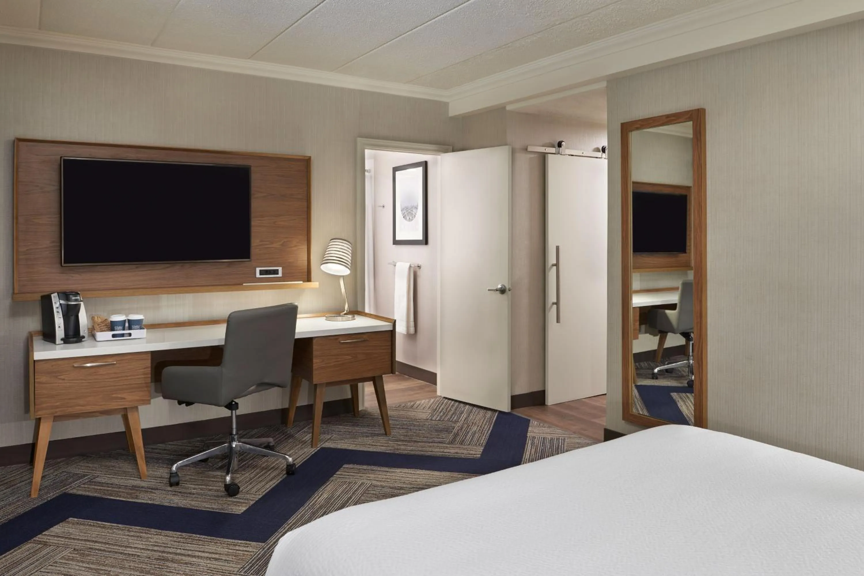 Photo of the whole room, Bed in Four Points by Sheraton Windsor Downtown