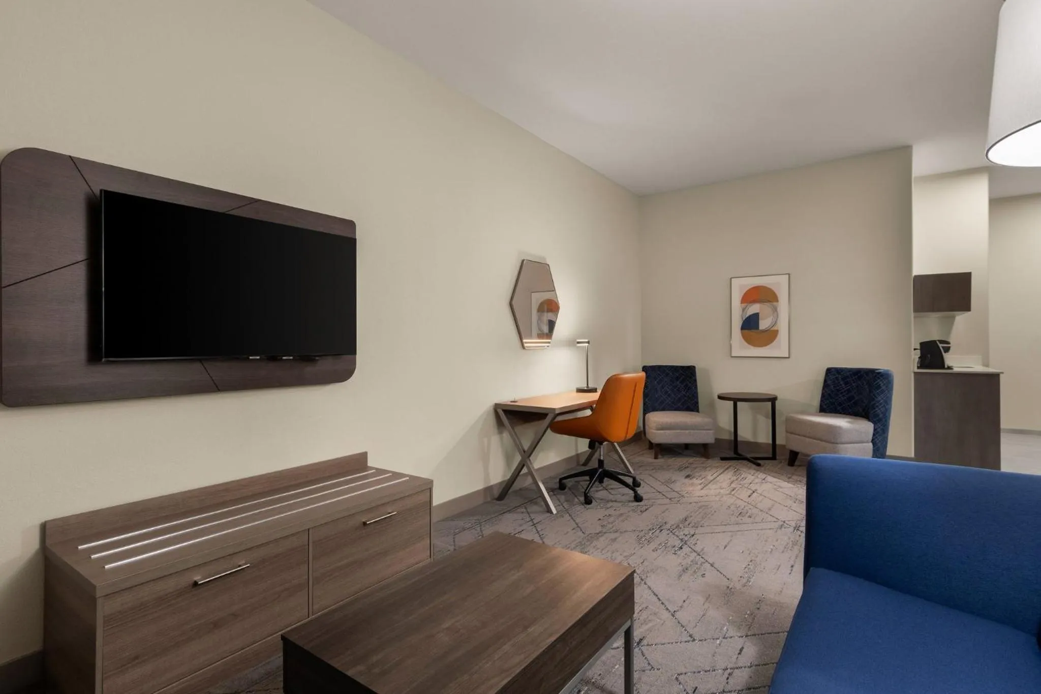 Photo of the whole room in Holiday Inn Express & Suites Oklahoma City NW - Quail Springs by IHG
