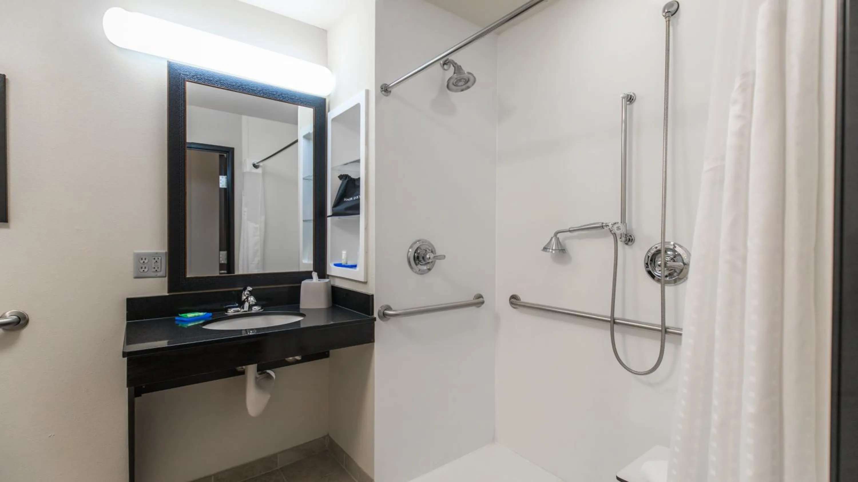 Photo of the whole room in Holiday Inn Express & Suites Oklahoma City NW - Quail Springs by IHG