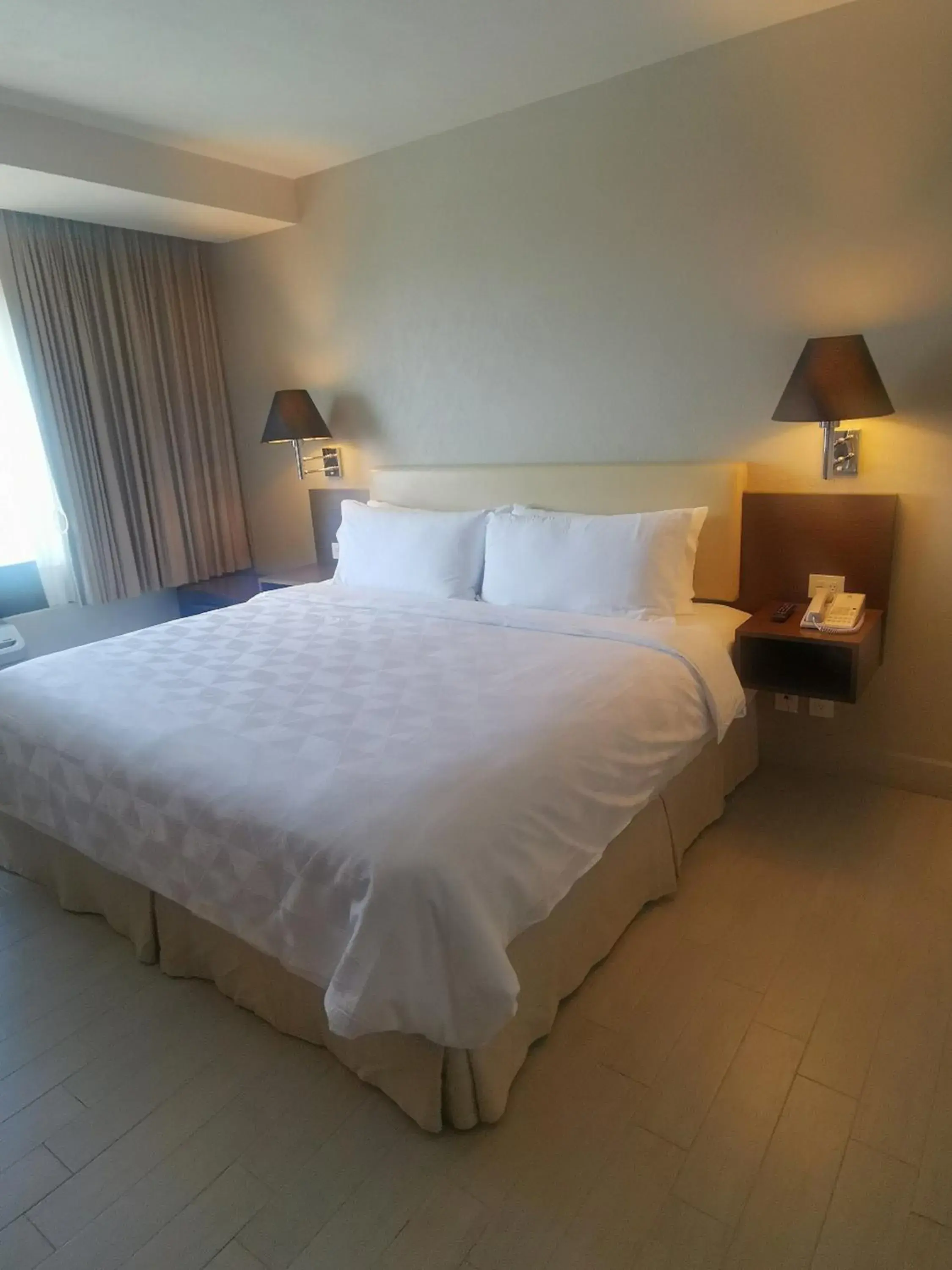 Standard King Room - Disability Access in Holiday Inn Puebla La Noria, an IHG Hotel Standard King Room - Disability Access in Holiday Inn Puebla La Noria, an IHG Hotel