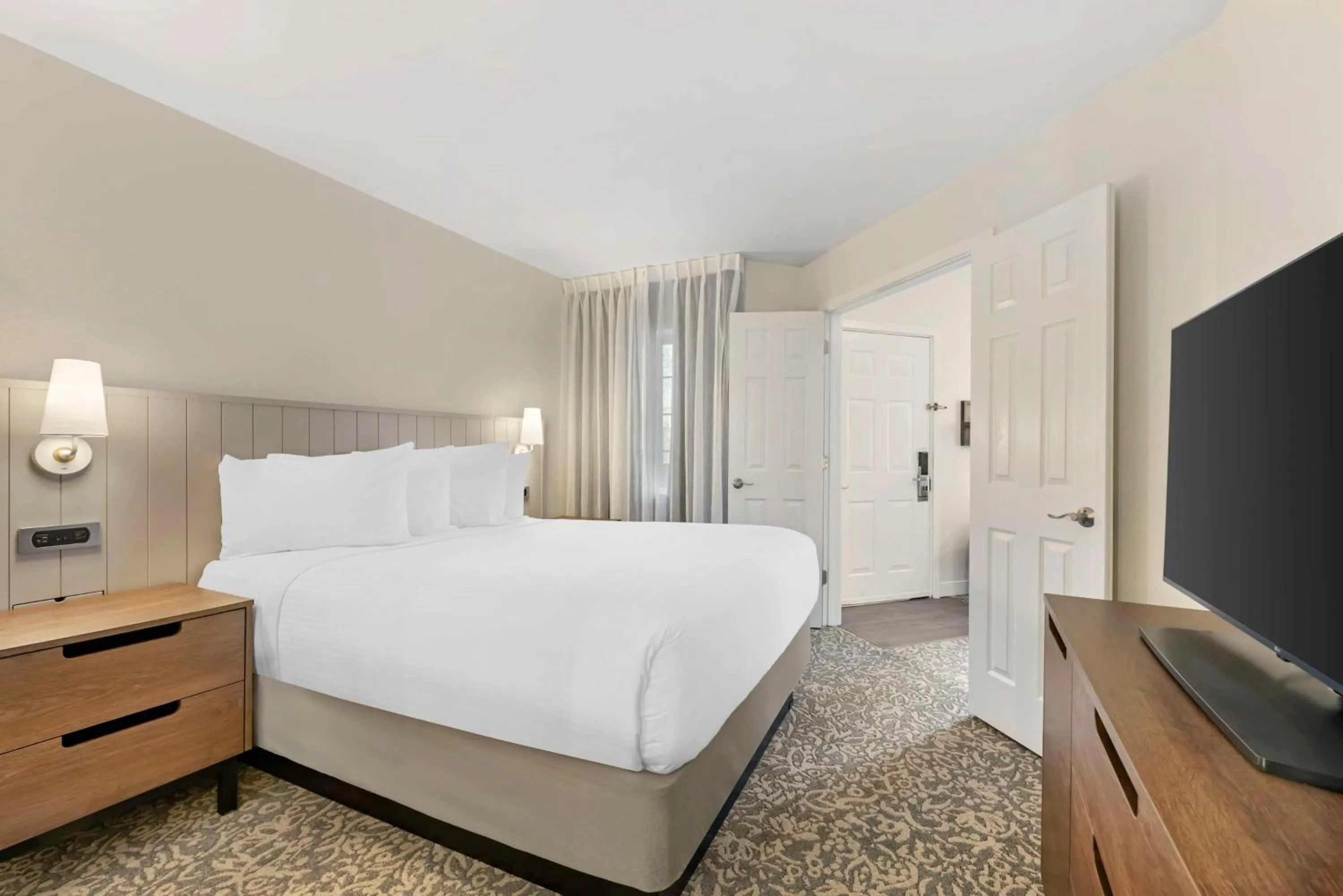 Photo of the whole room, Bed in Sonesta ES Suites Dulles Airport