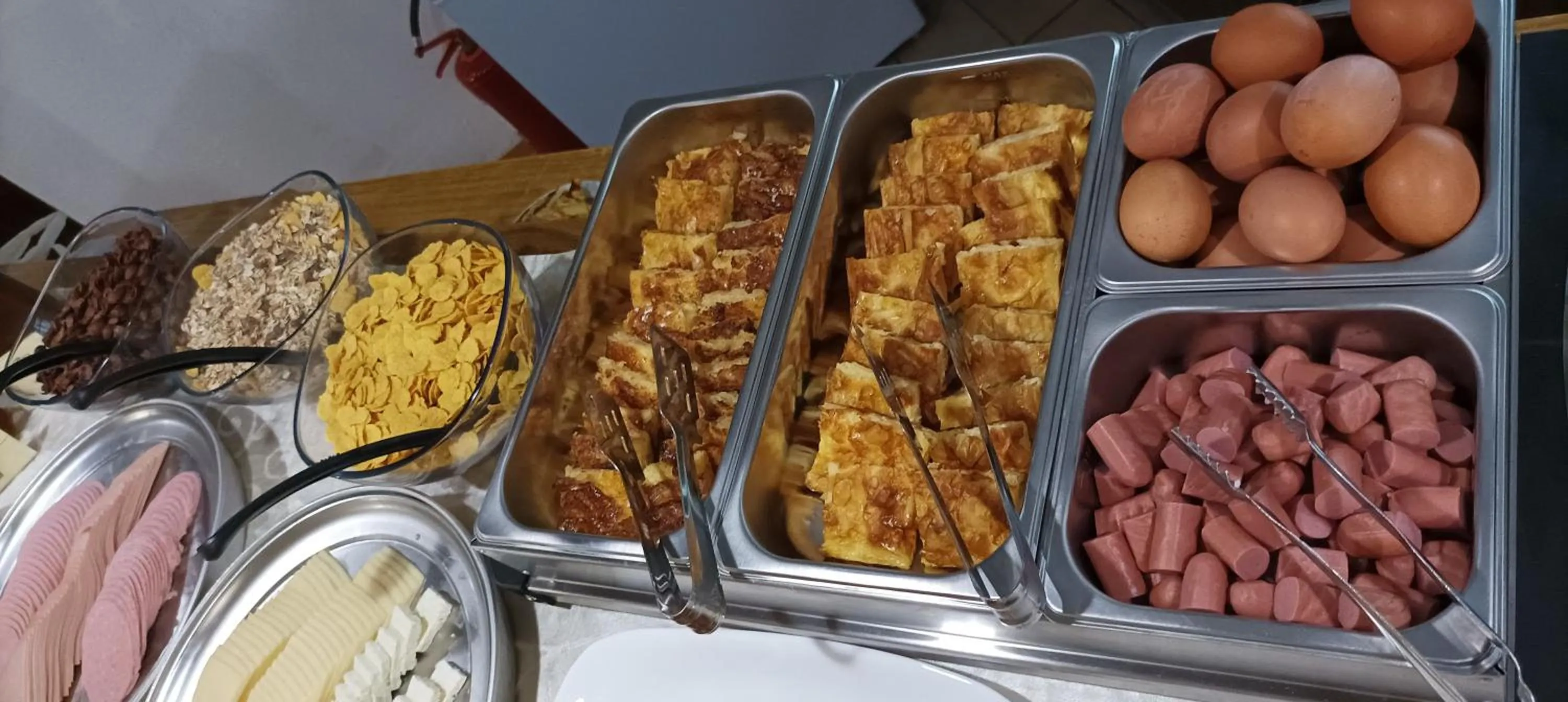 Buffet breakfast in Vanta Hotel