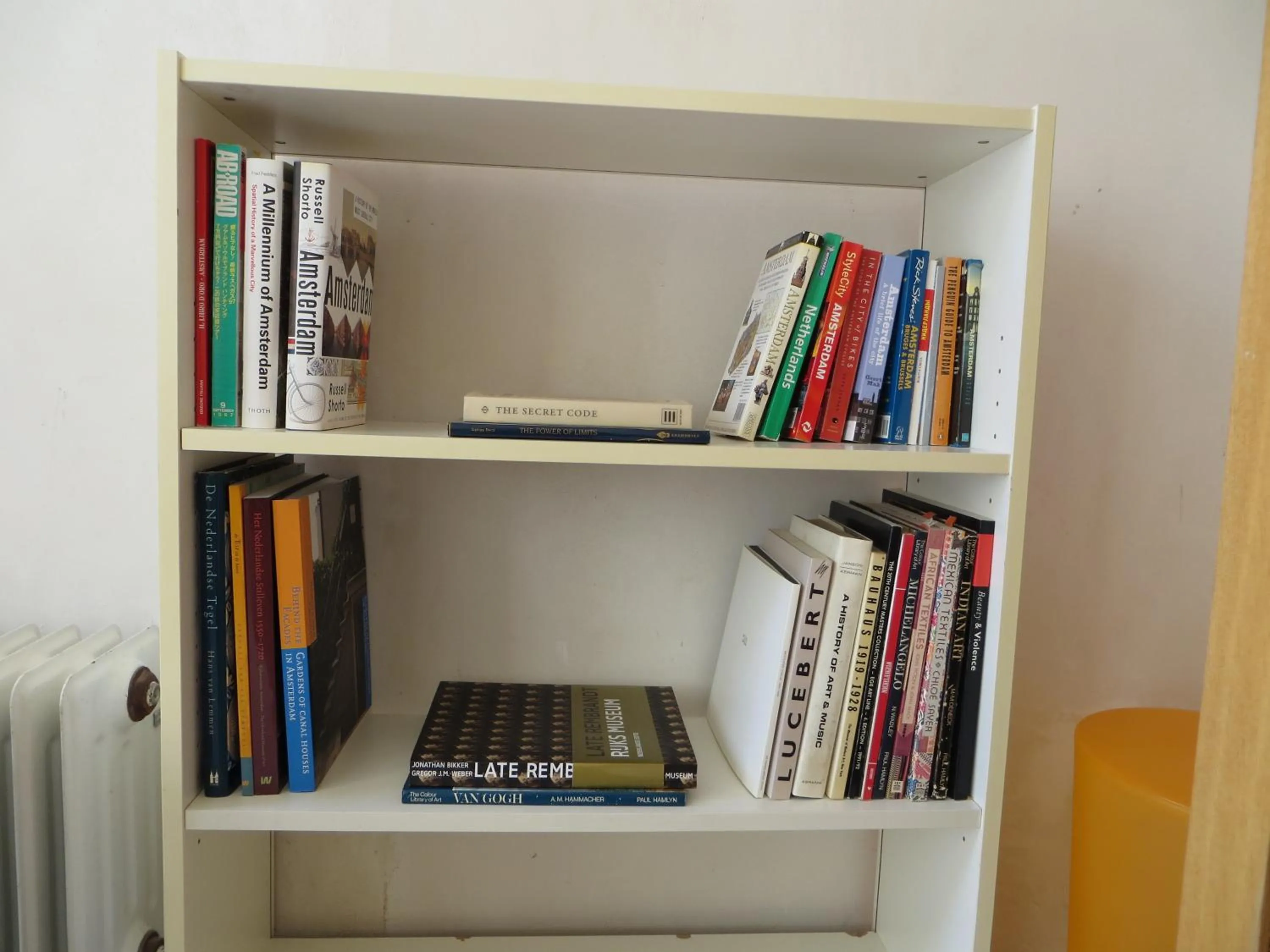 Library in Casa Luna