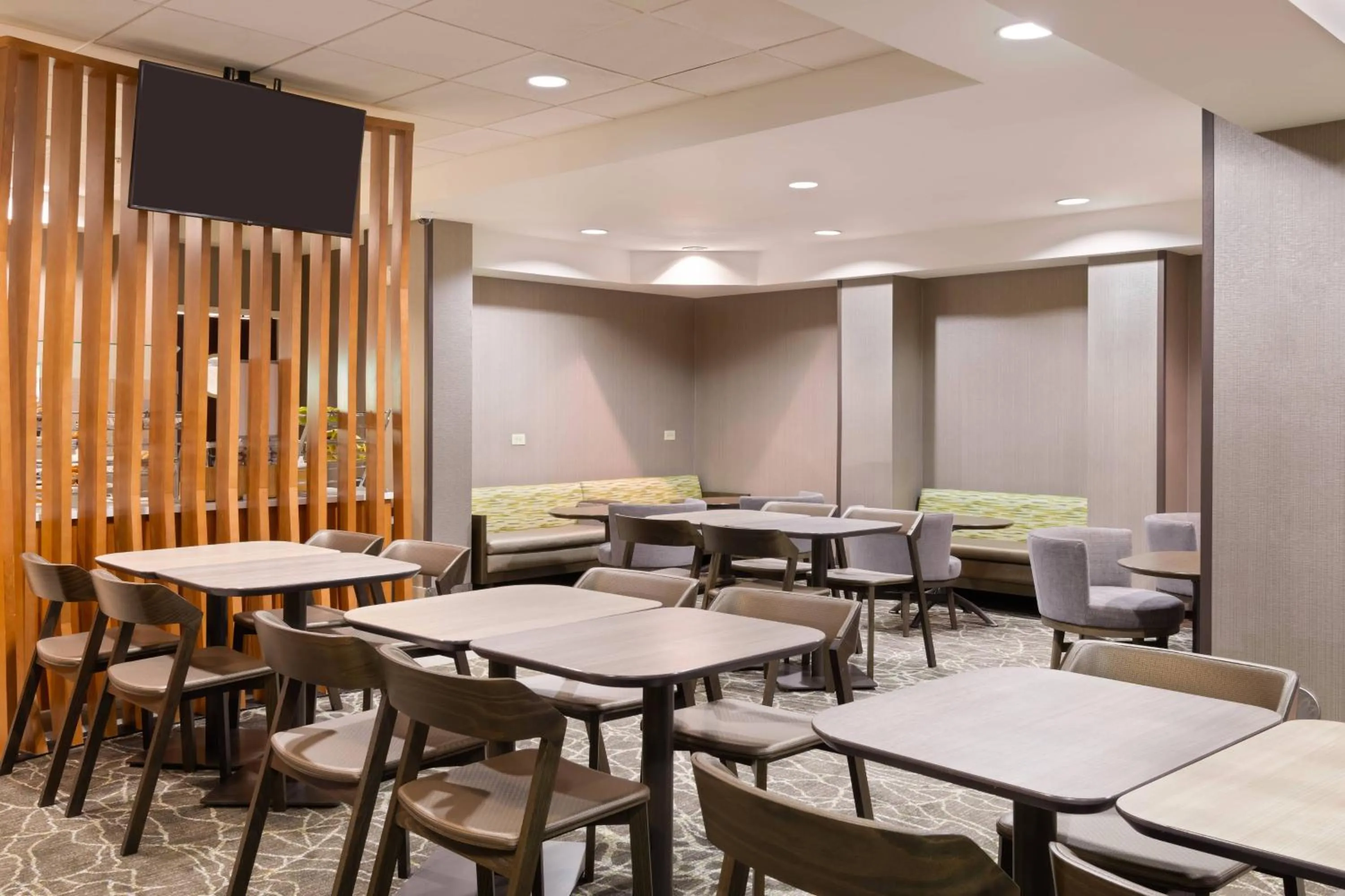 Restaurant/places to eat in SpringHill Suites by Marriott Cleveland Solon