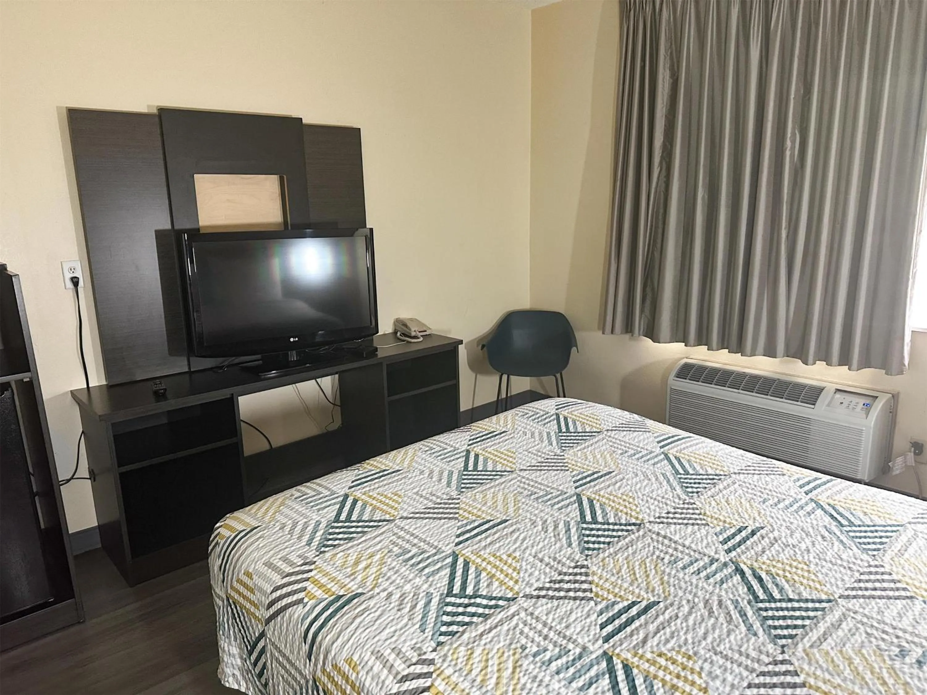 Bedroom, Bed in Motel 6-Anderson, IN