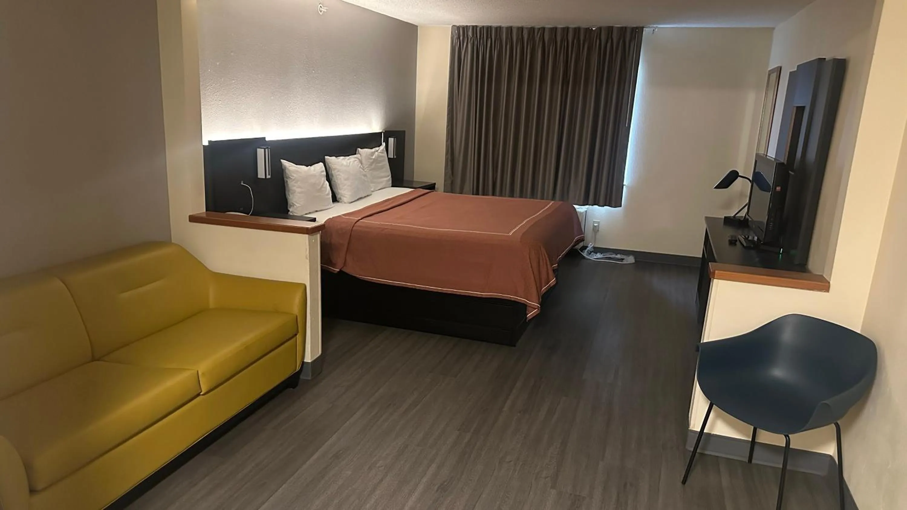 Photo of the whole room, Bed in Motel 6-Anderson, IN