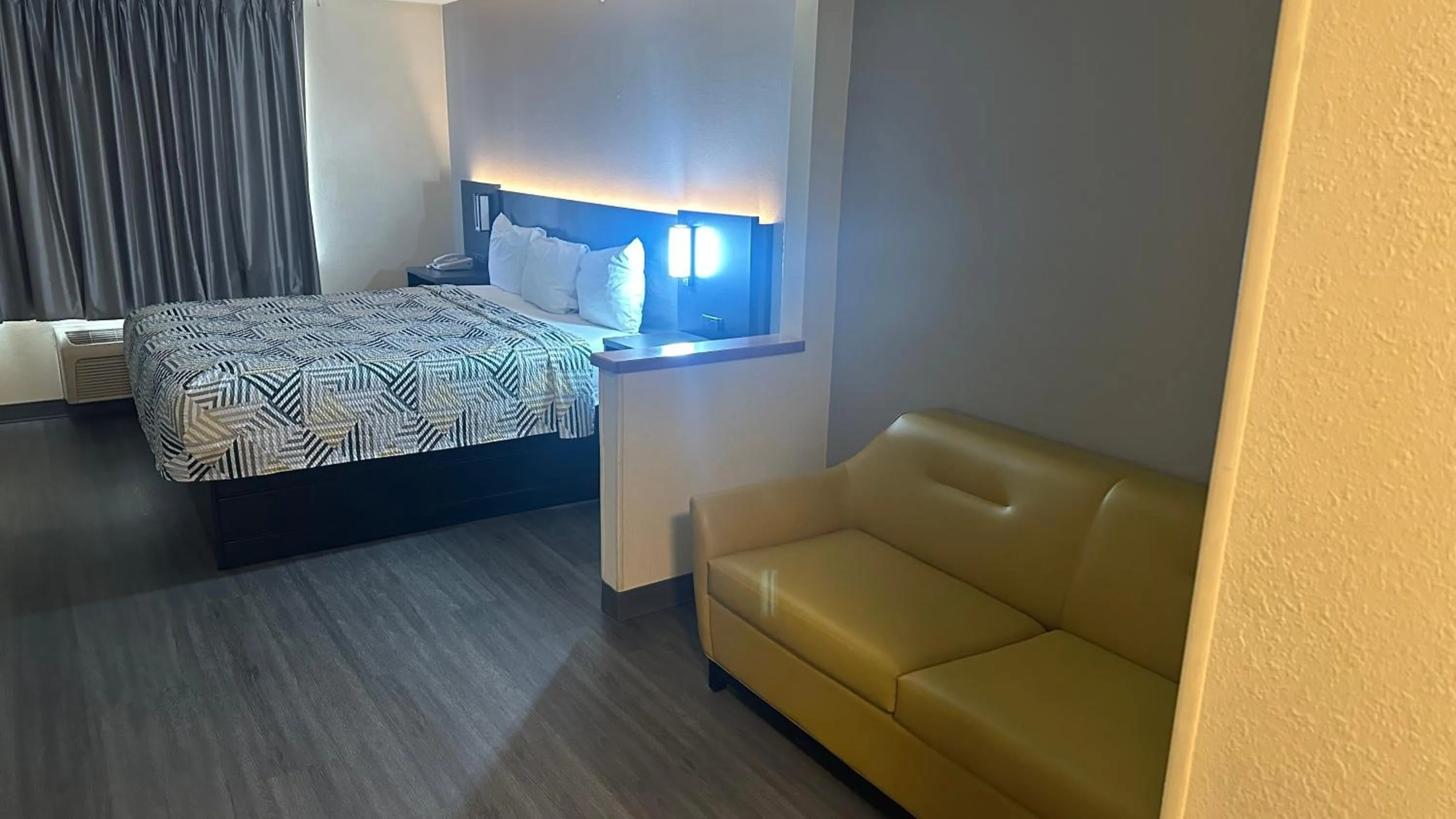 Photo of the whole room, Bed in Motel 6-Anderson, IN