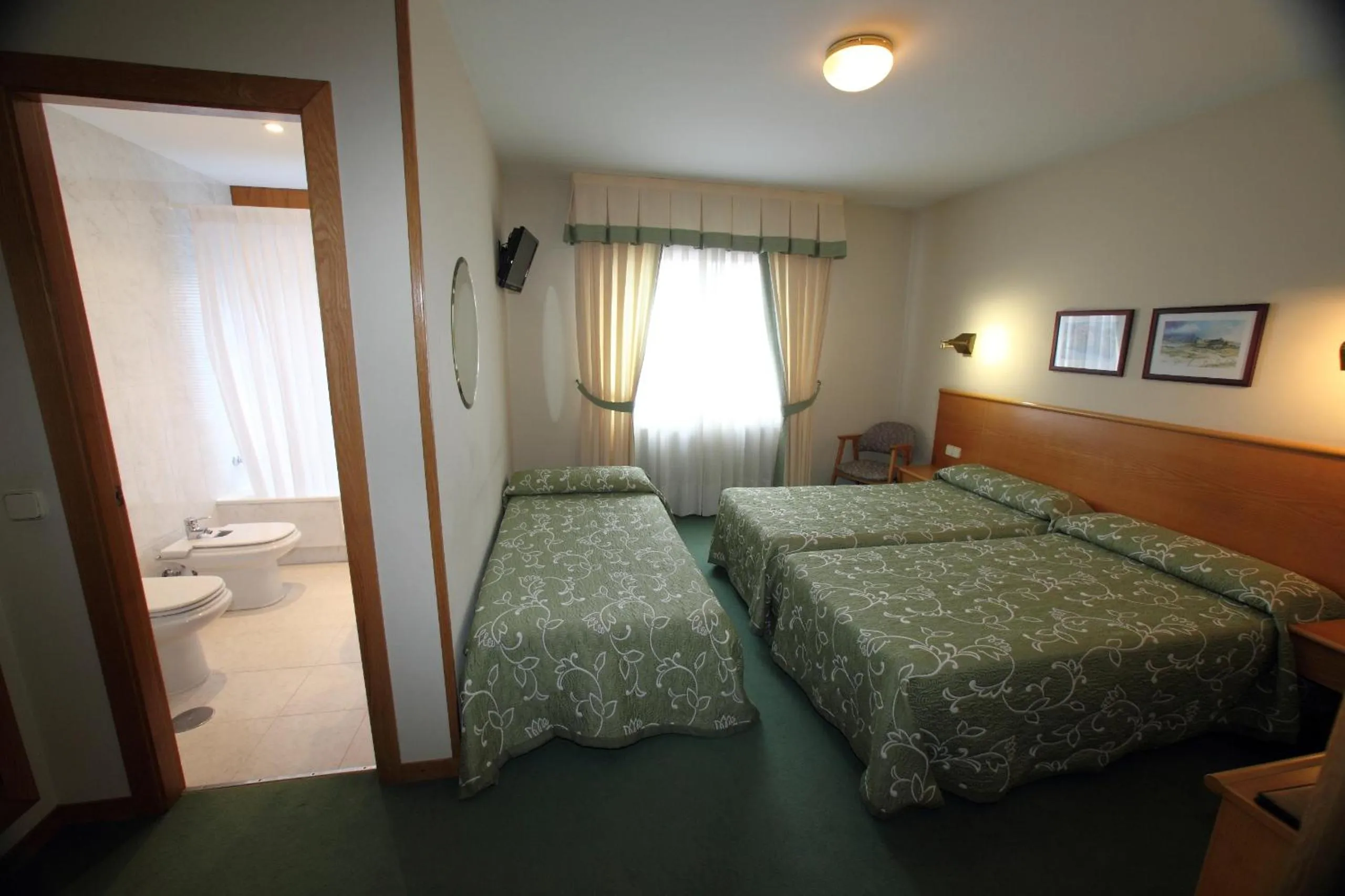 Bathroom, Bed in Hotel Ramos