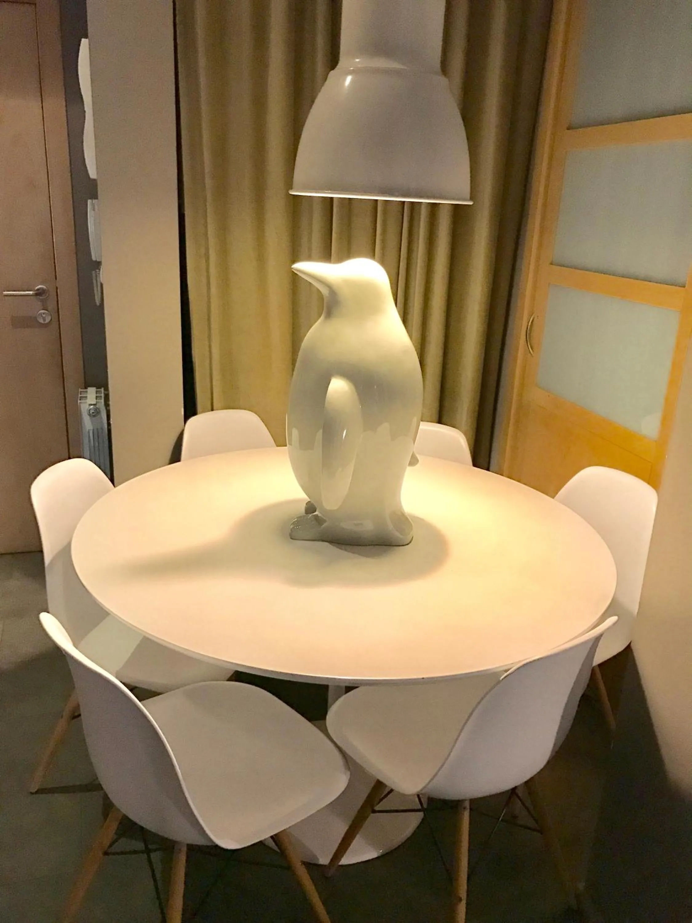 Dining area in madrid central gran via Suites