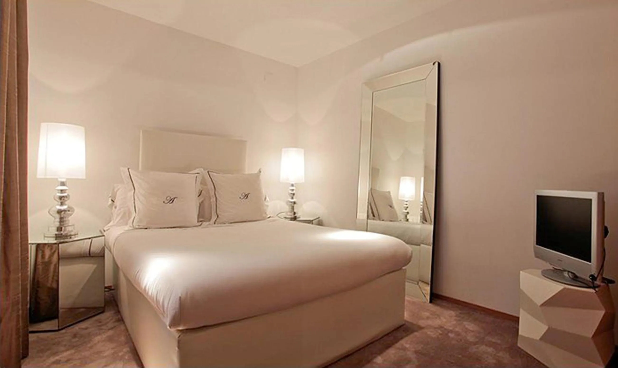 Photo of the whole room, Bed in madrid central gran via Suites